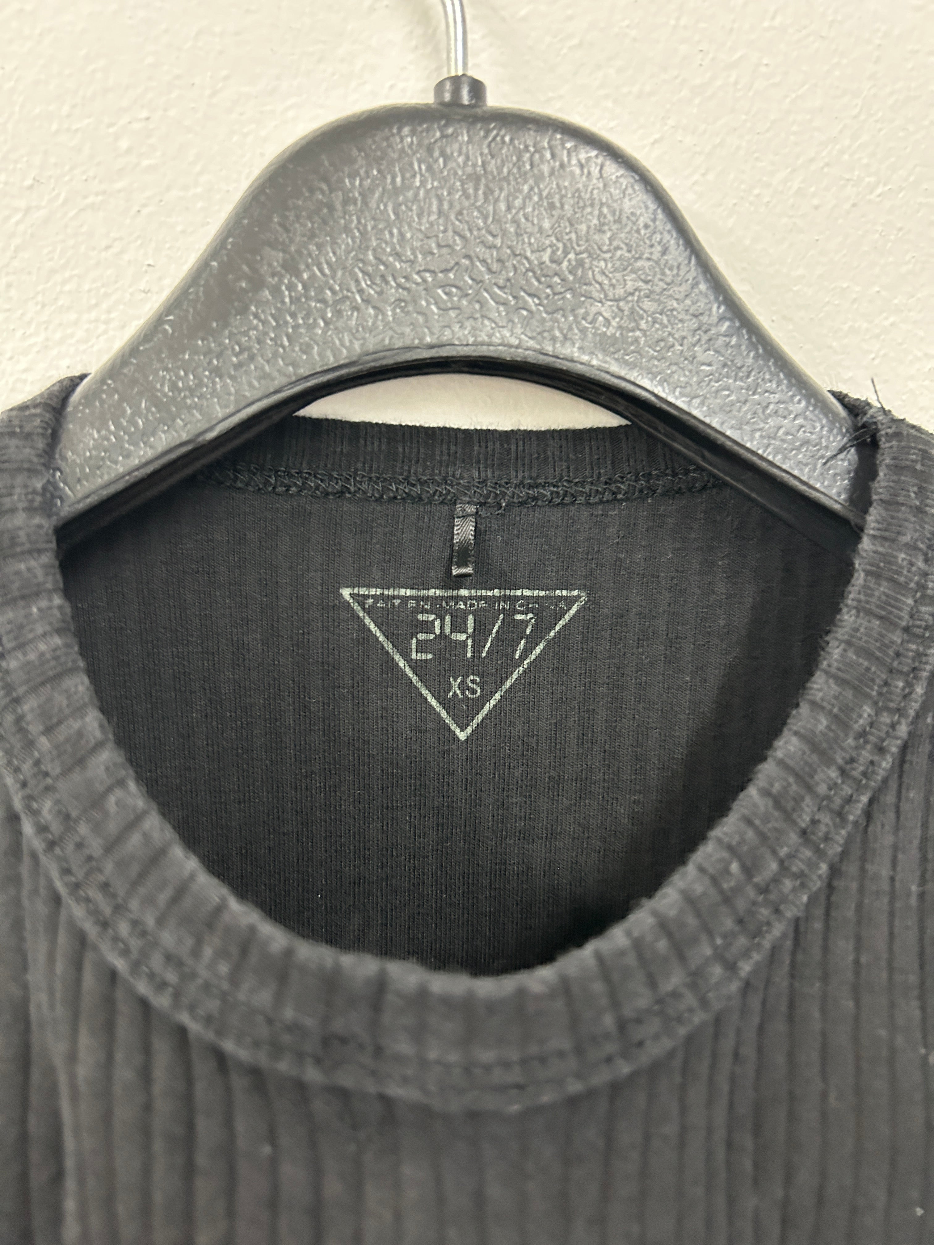 Chandail côtelé noir à manches trois-quarts