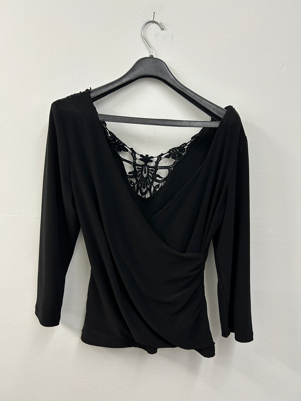 Haut noir cache-cœur avec dentelle au dos