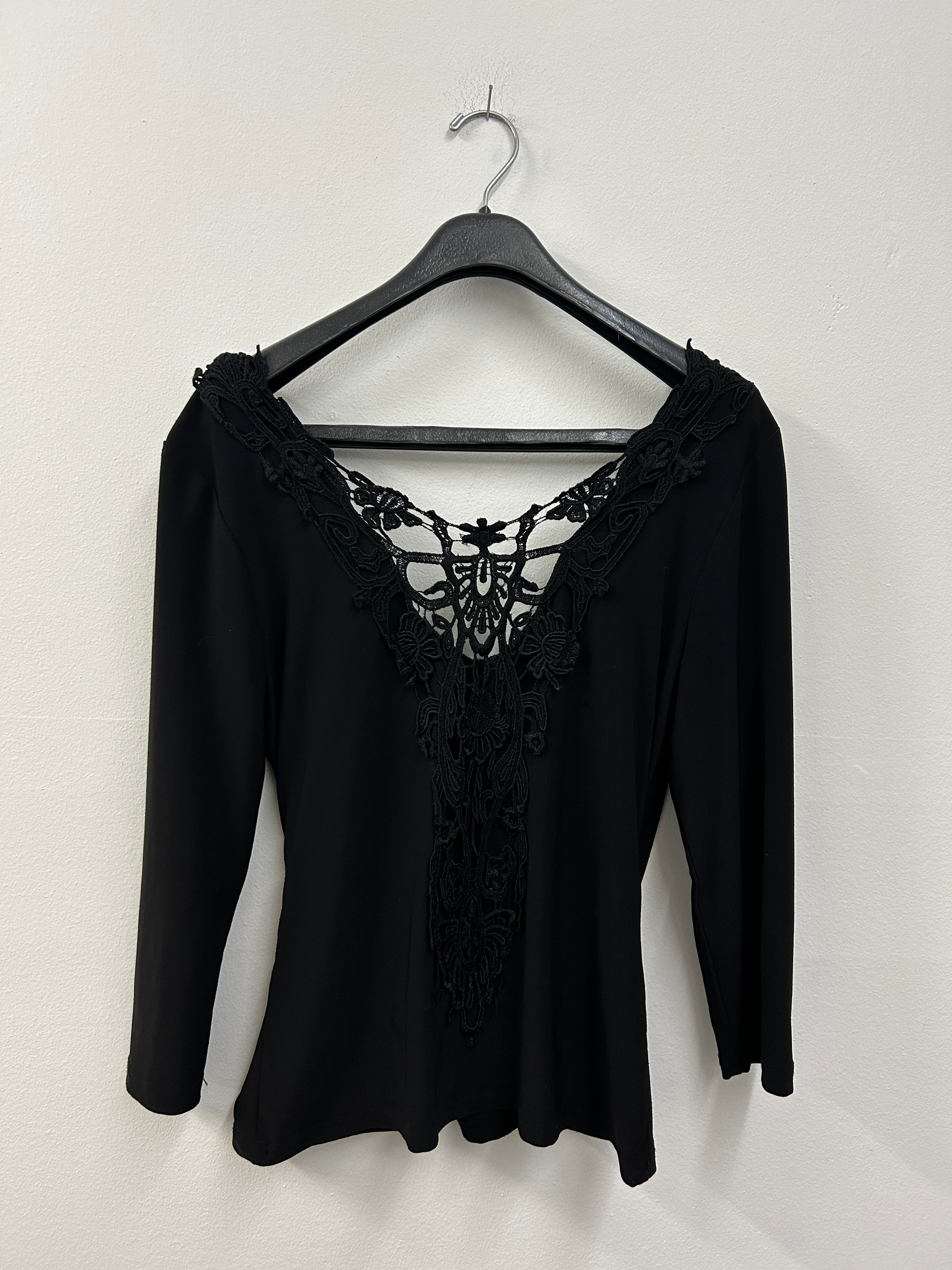 Haut noir cache-cœur avec dentelle au dos