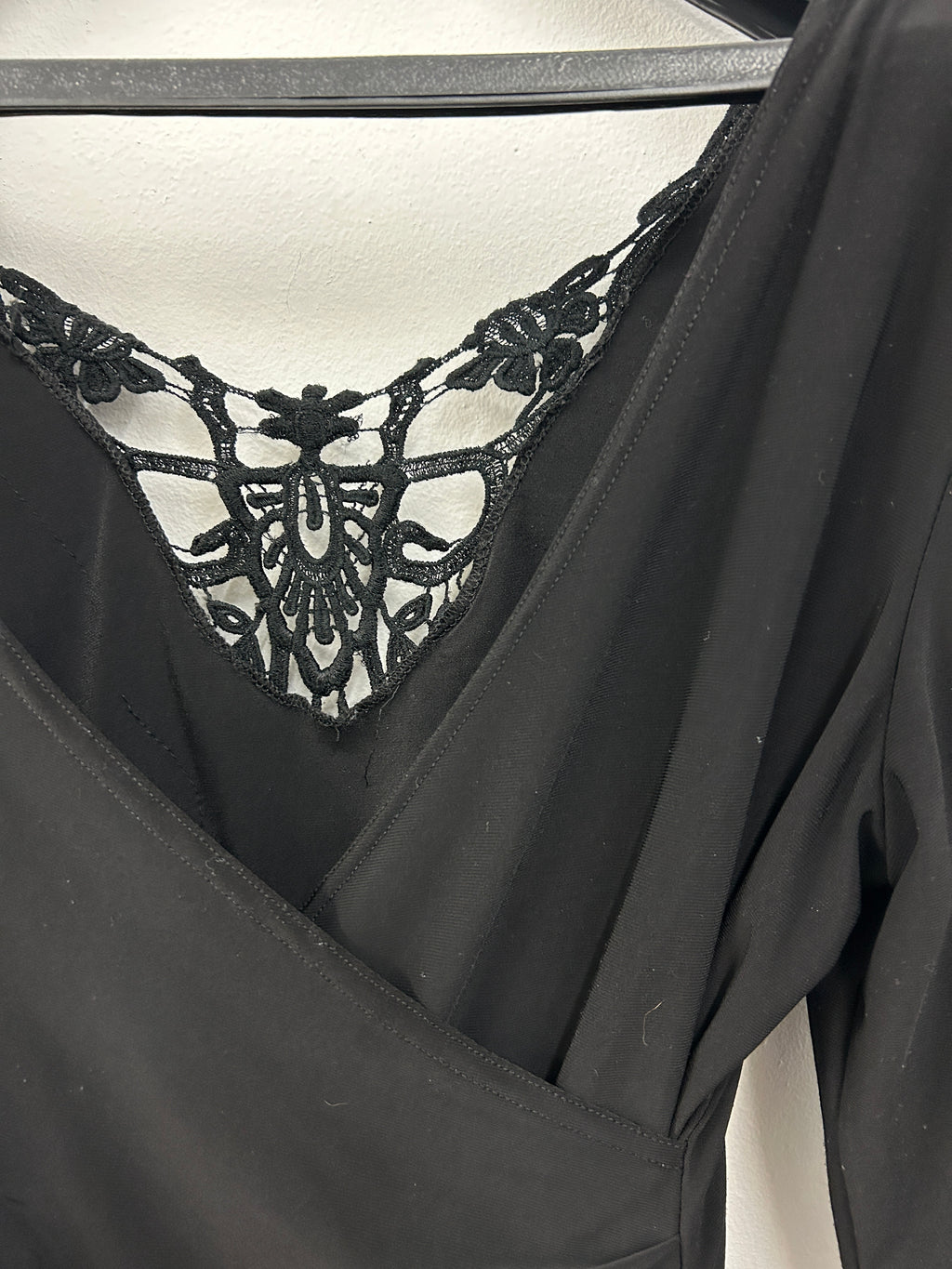 Haut noir cache-cœur avec dentelle au dos