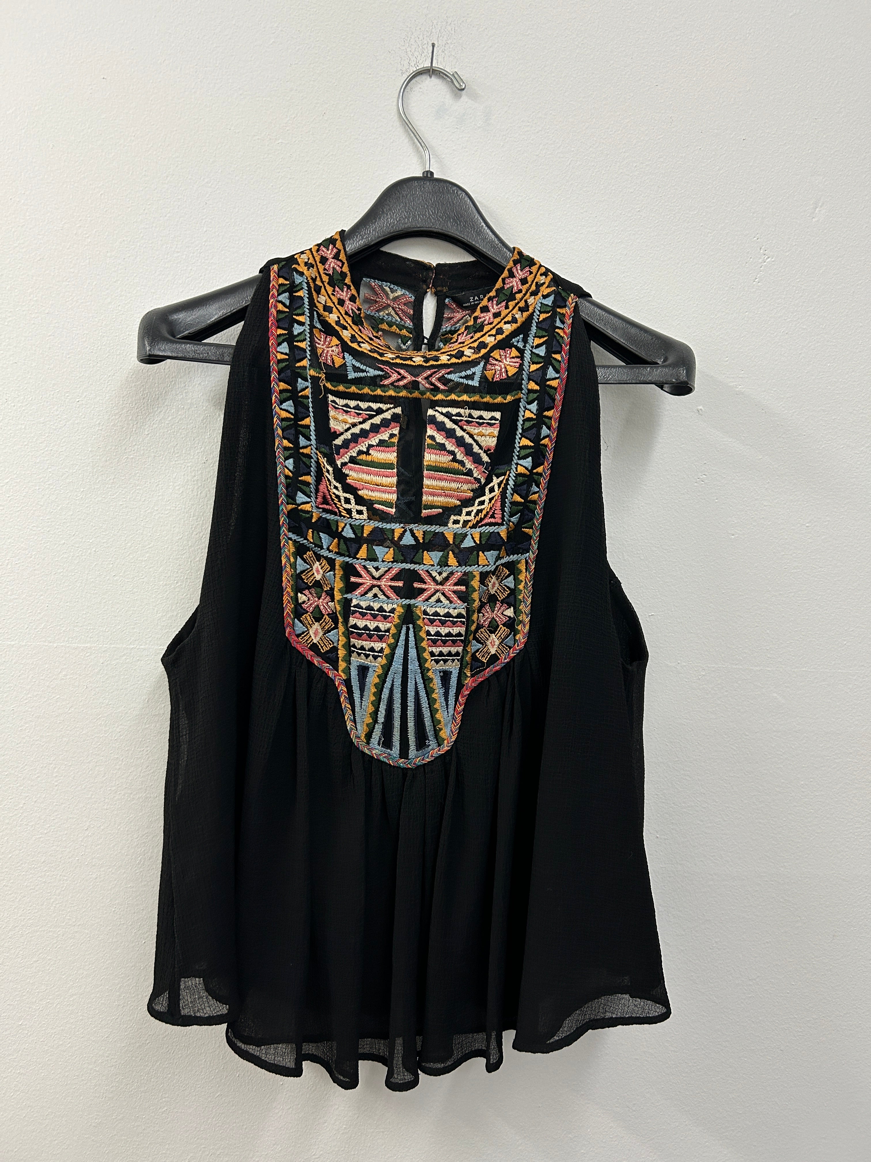 Haut noir à broderies ethniques colorées