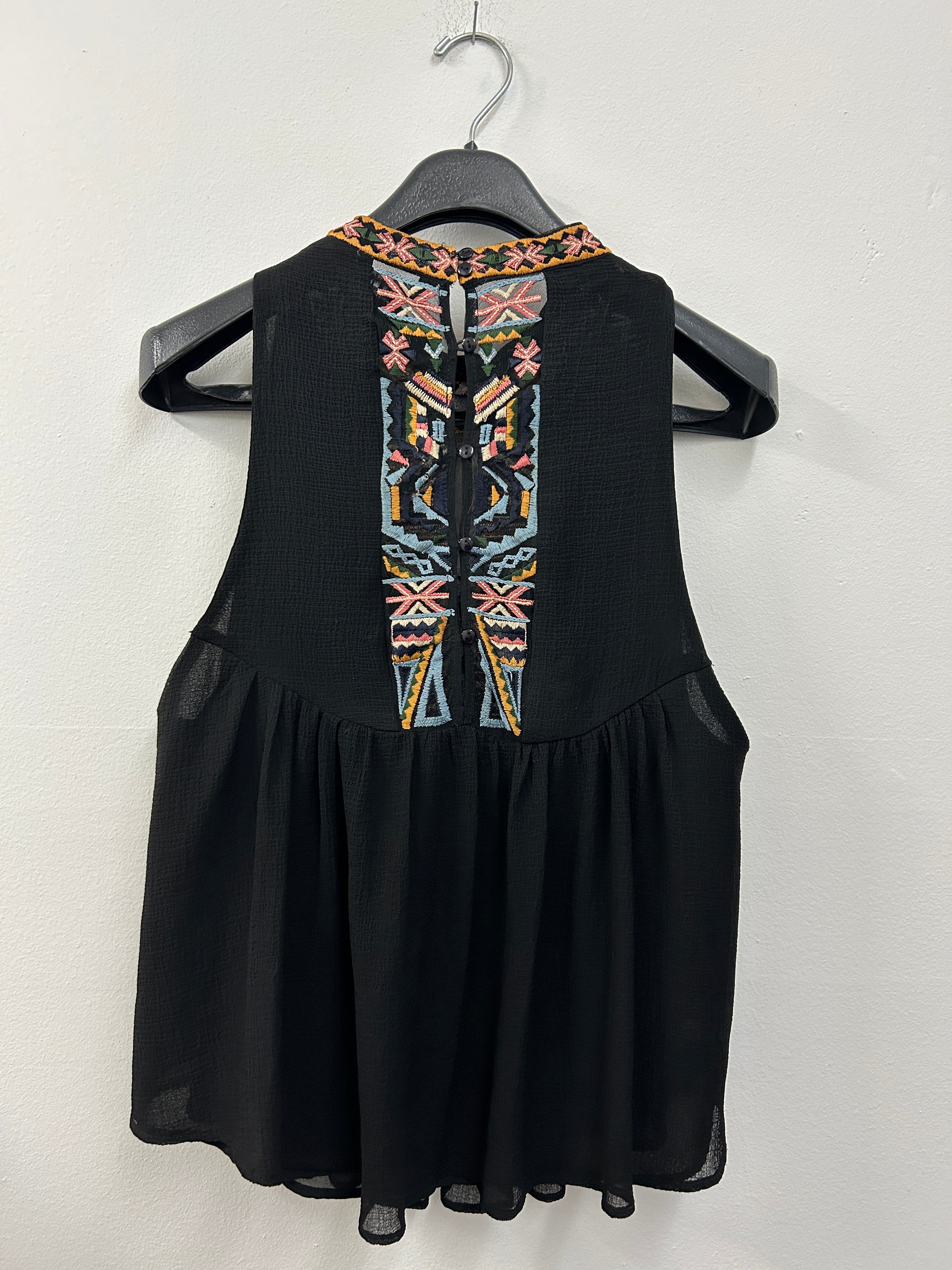 Haut noir à broderies ethniques colorées