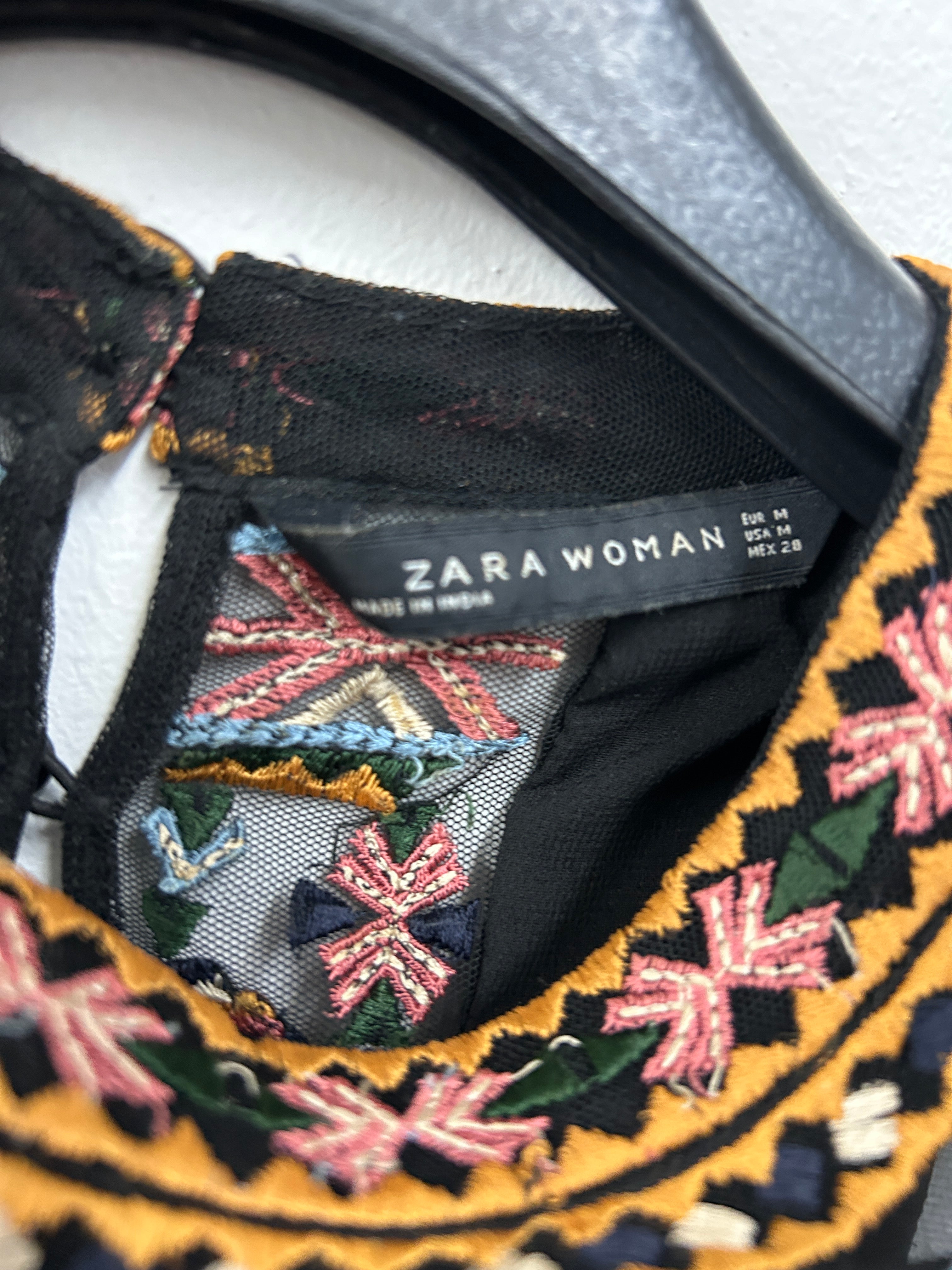 Haut noir à broderies ethniques colorées