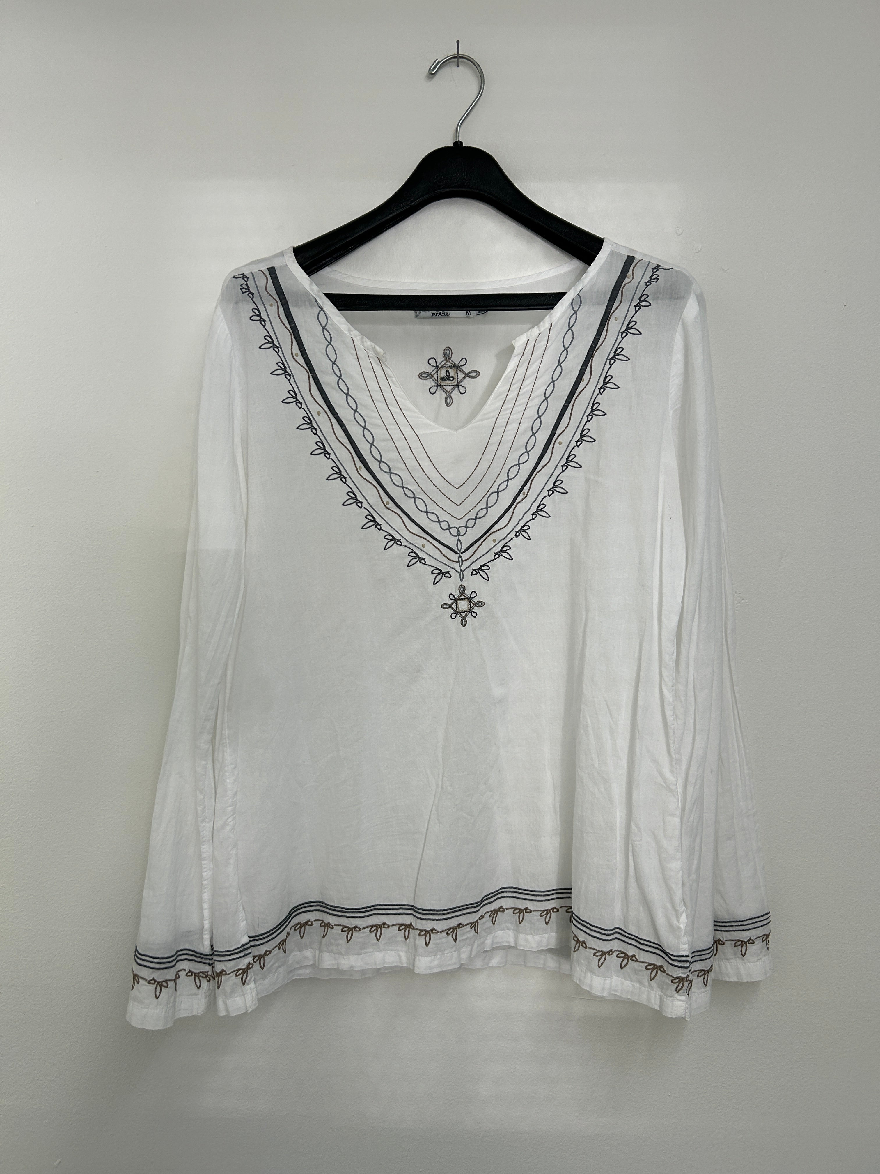 Blouse blanche à broderies ethniques