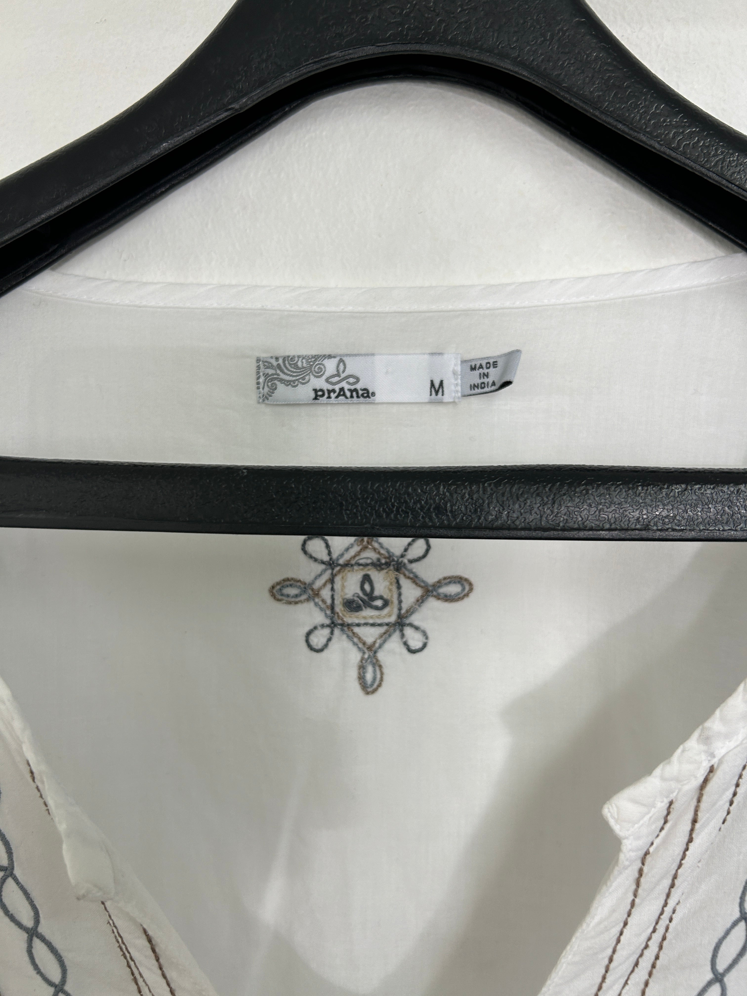 Blouse blanche à broderies ethniques