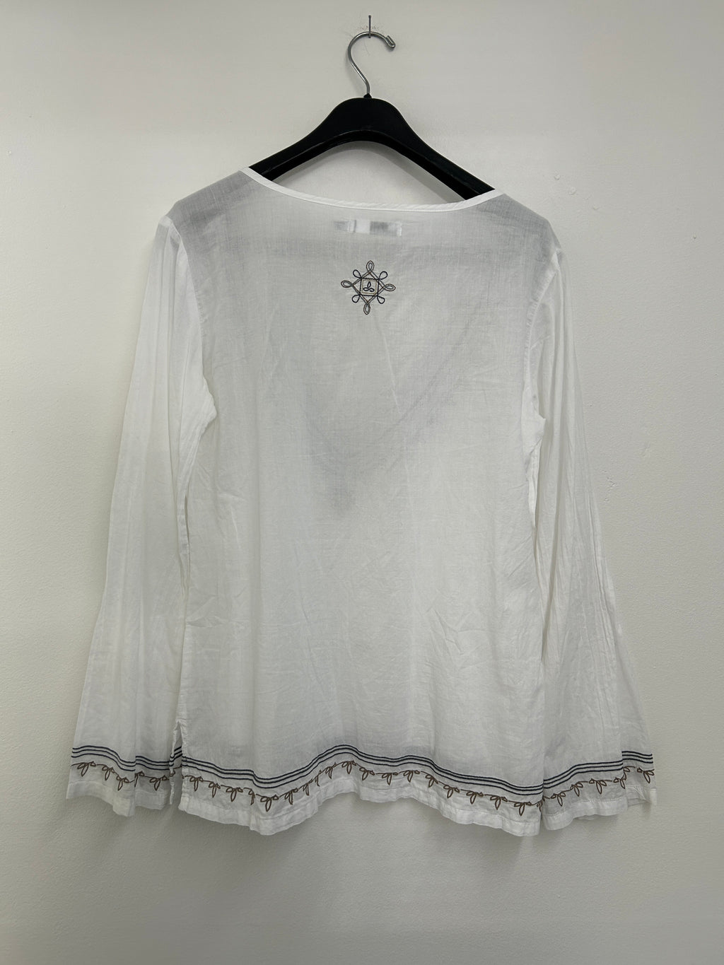 Blouse blanche à broderies ethniques