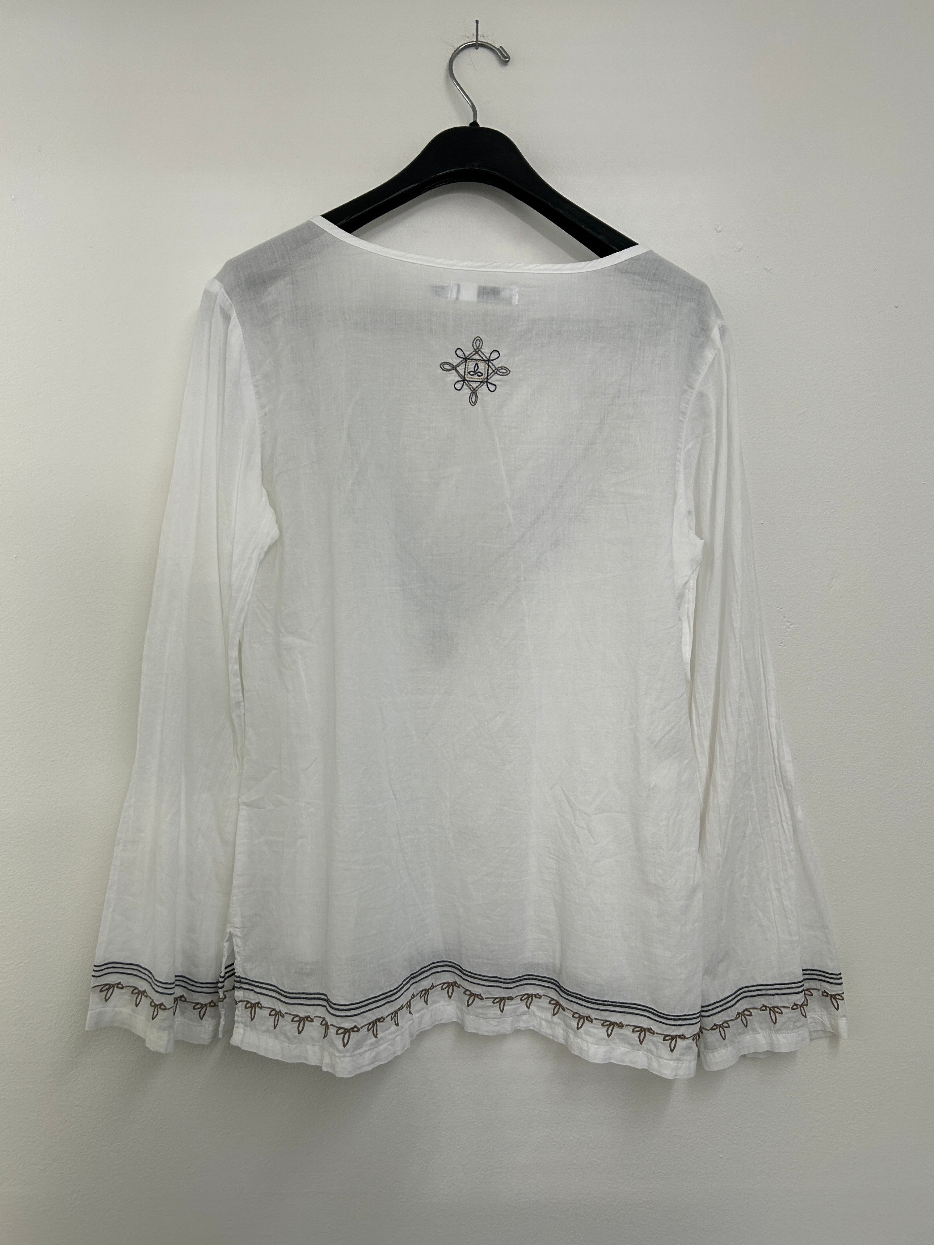 Blouse blanche à broderies ethniques