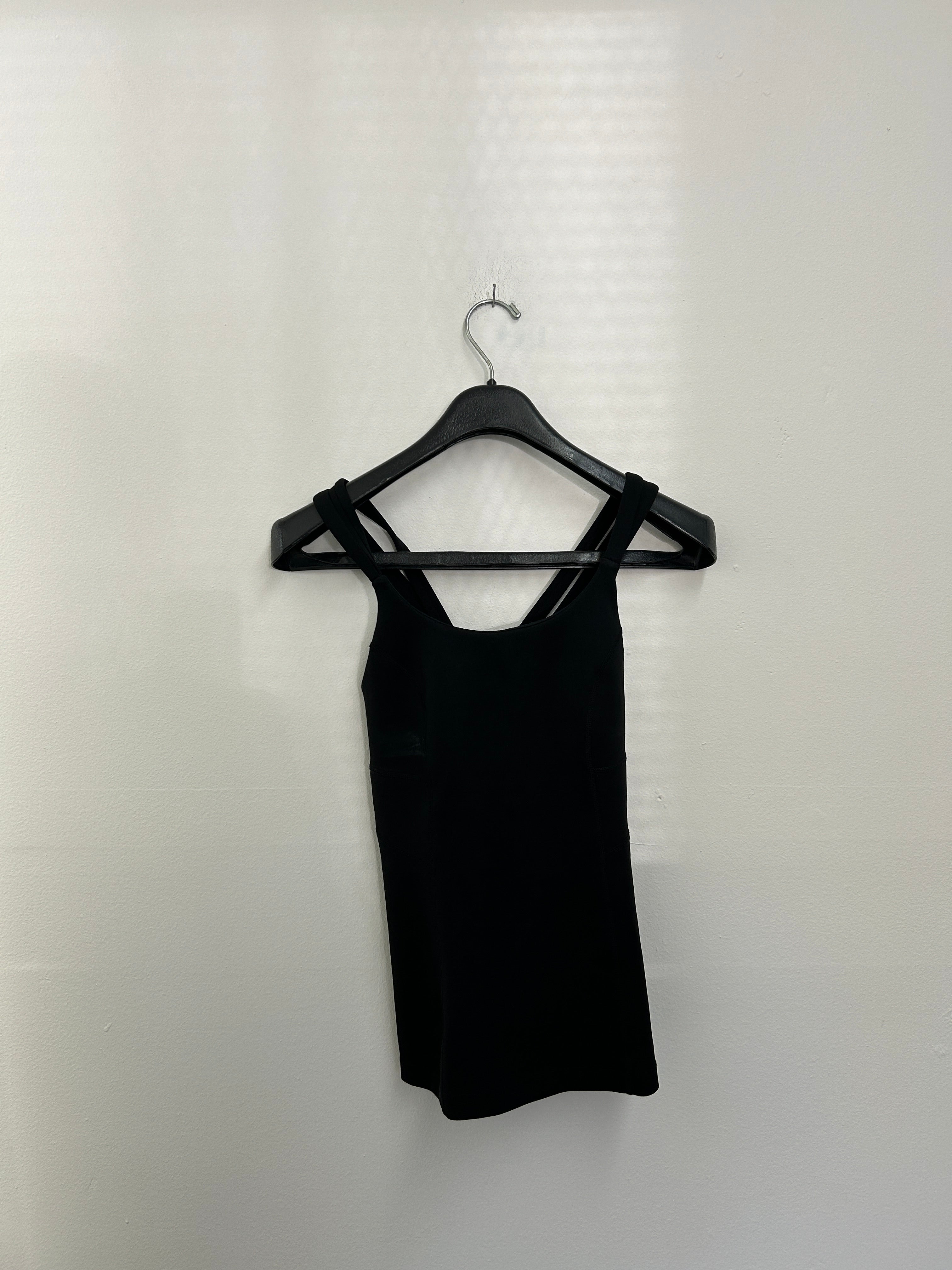 Top noir croisé à bretelles