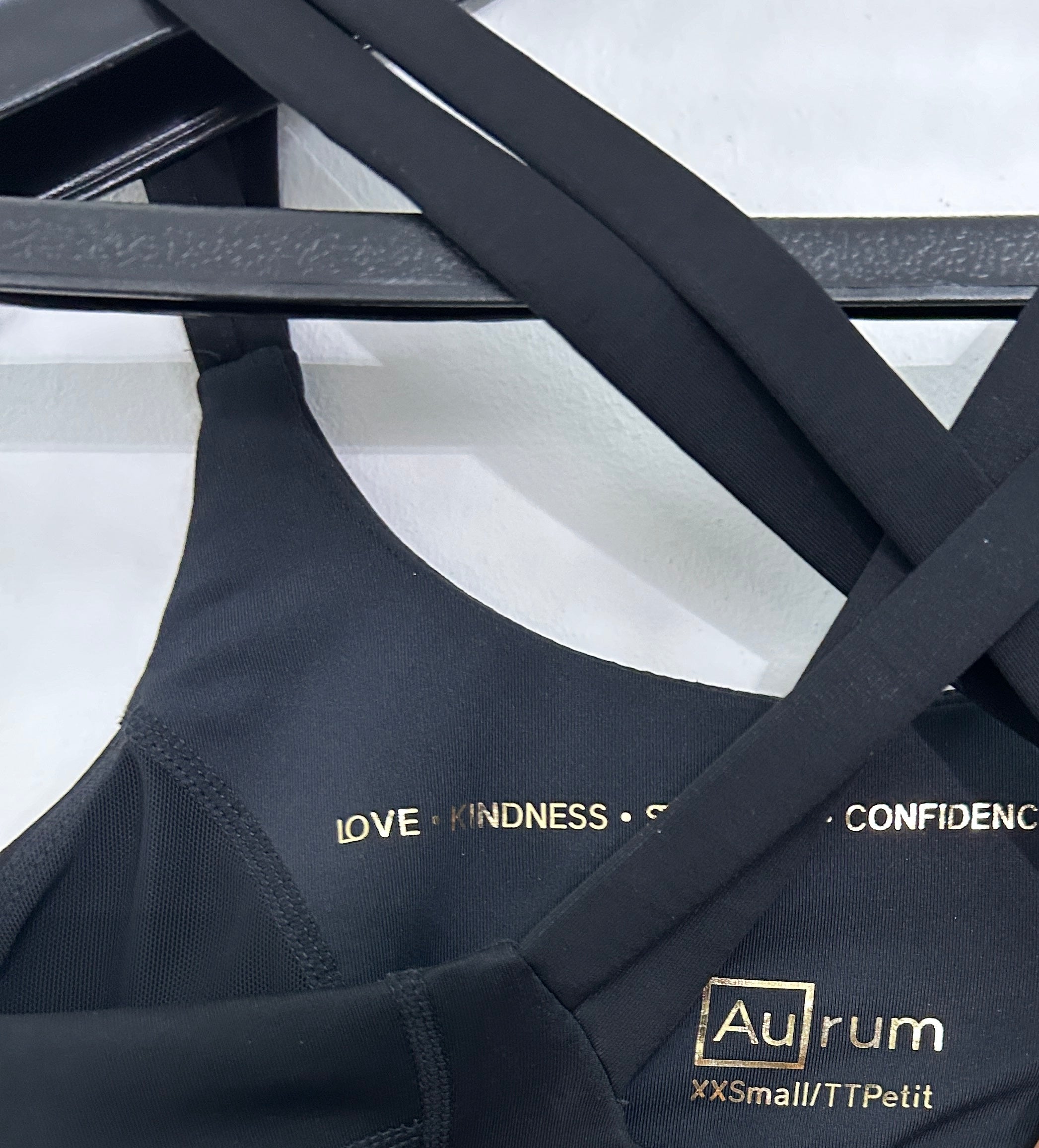 Top noir croisé à bretelles