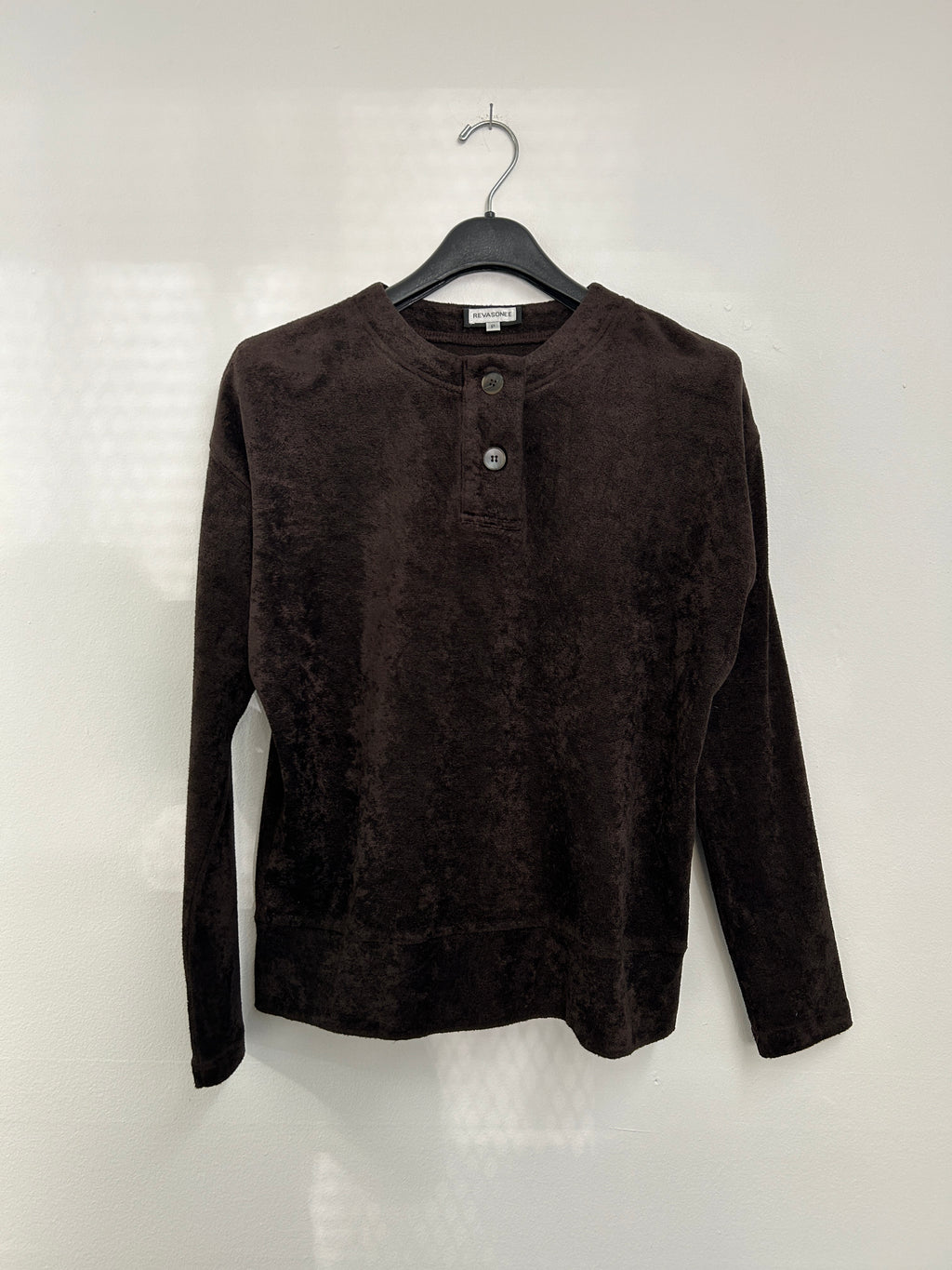 Chandail brun doux à boutons