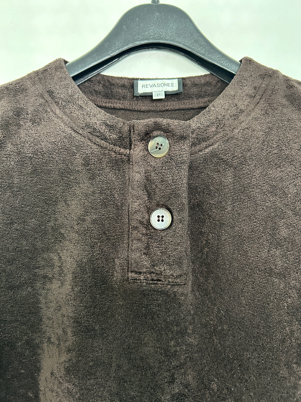 Chandail brun doux à boutons