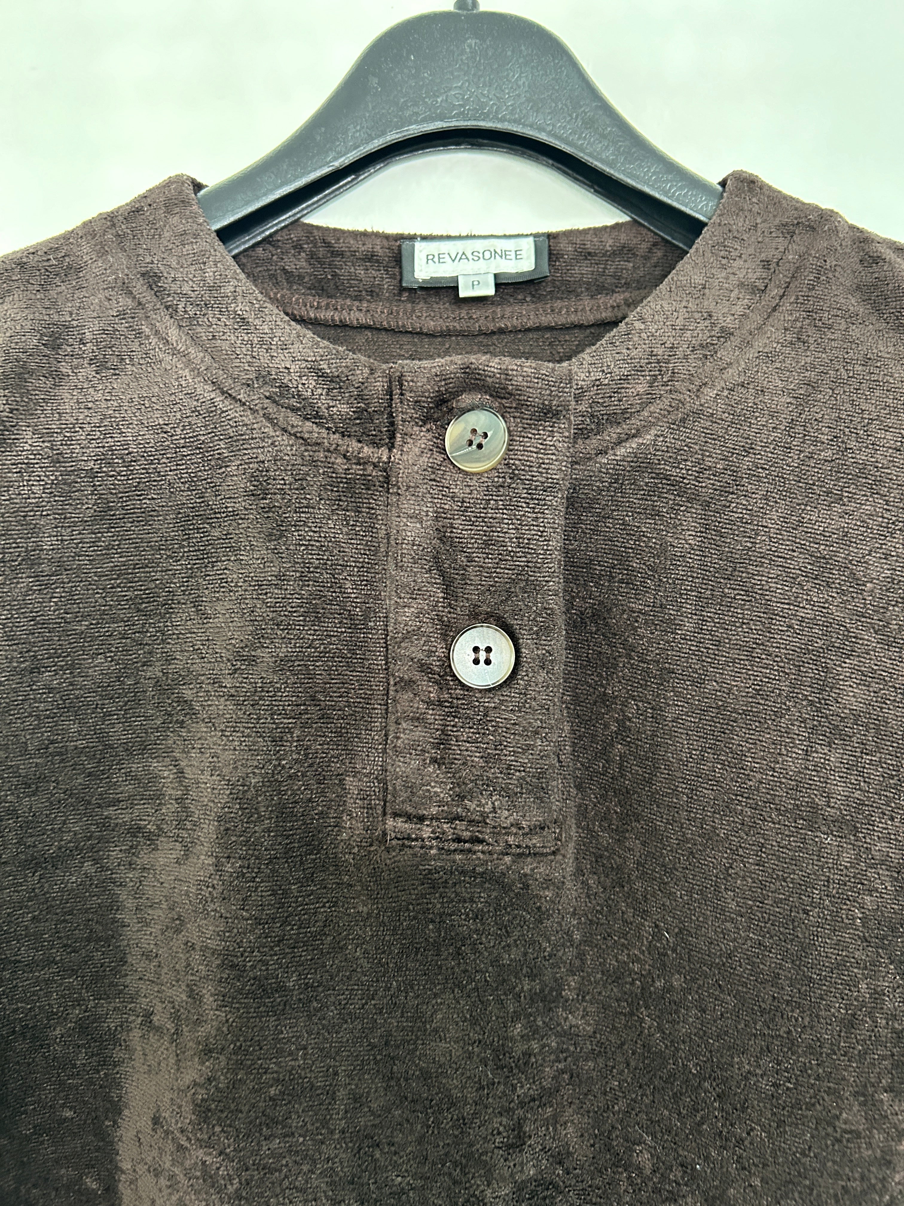 Chandail brun doux à boutons