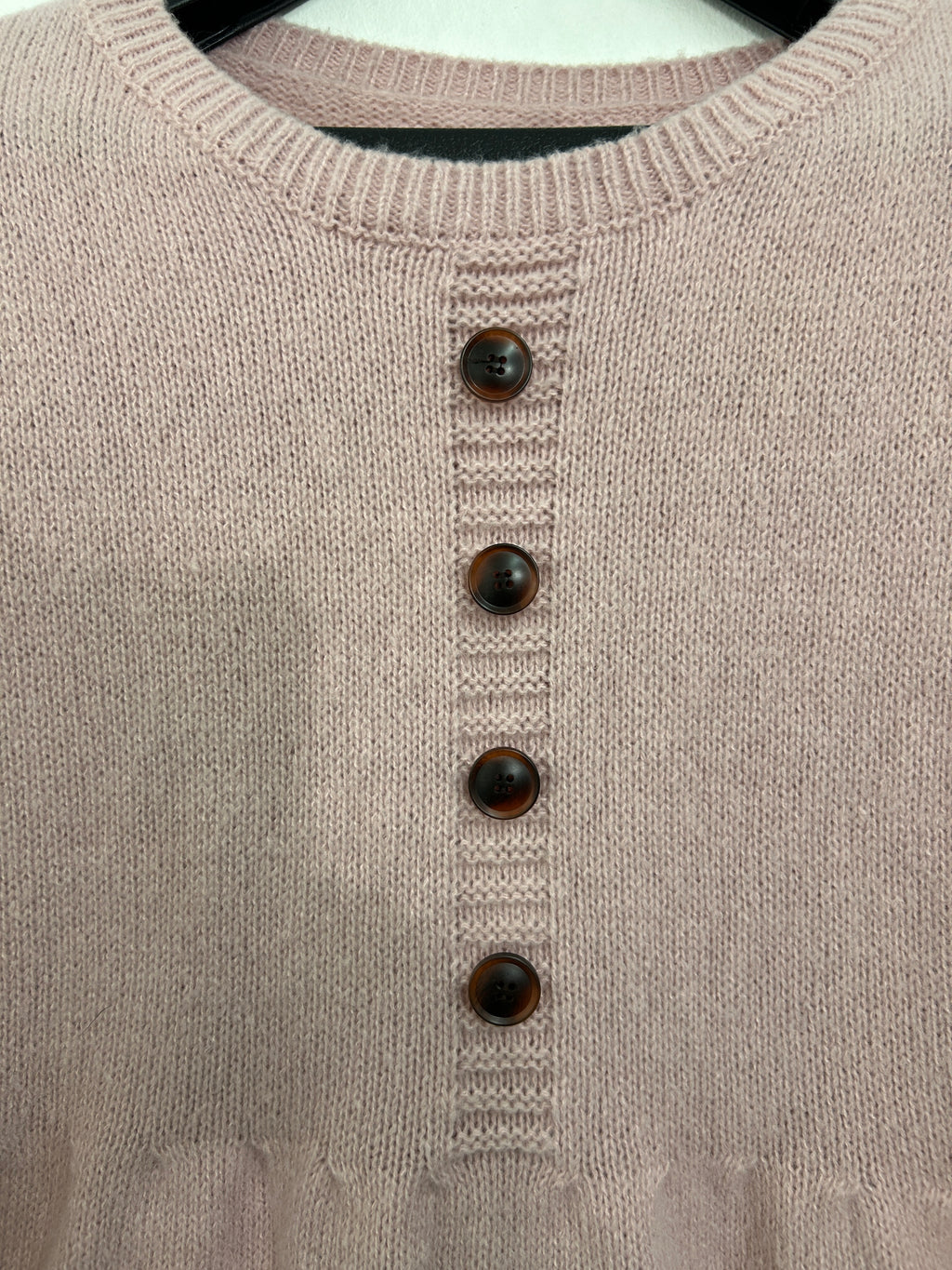 Robe tricot rose pâle à boutons