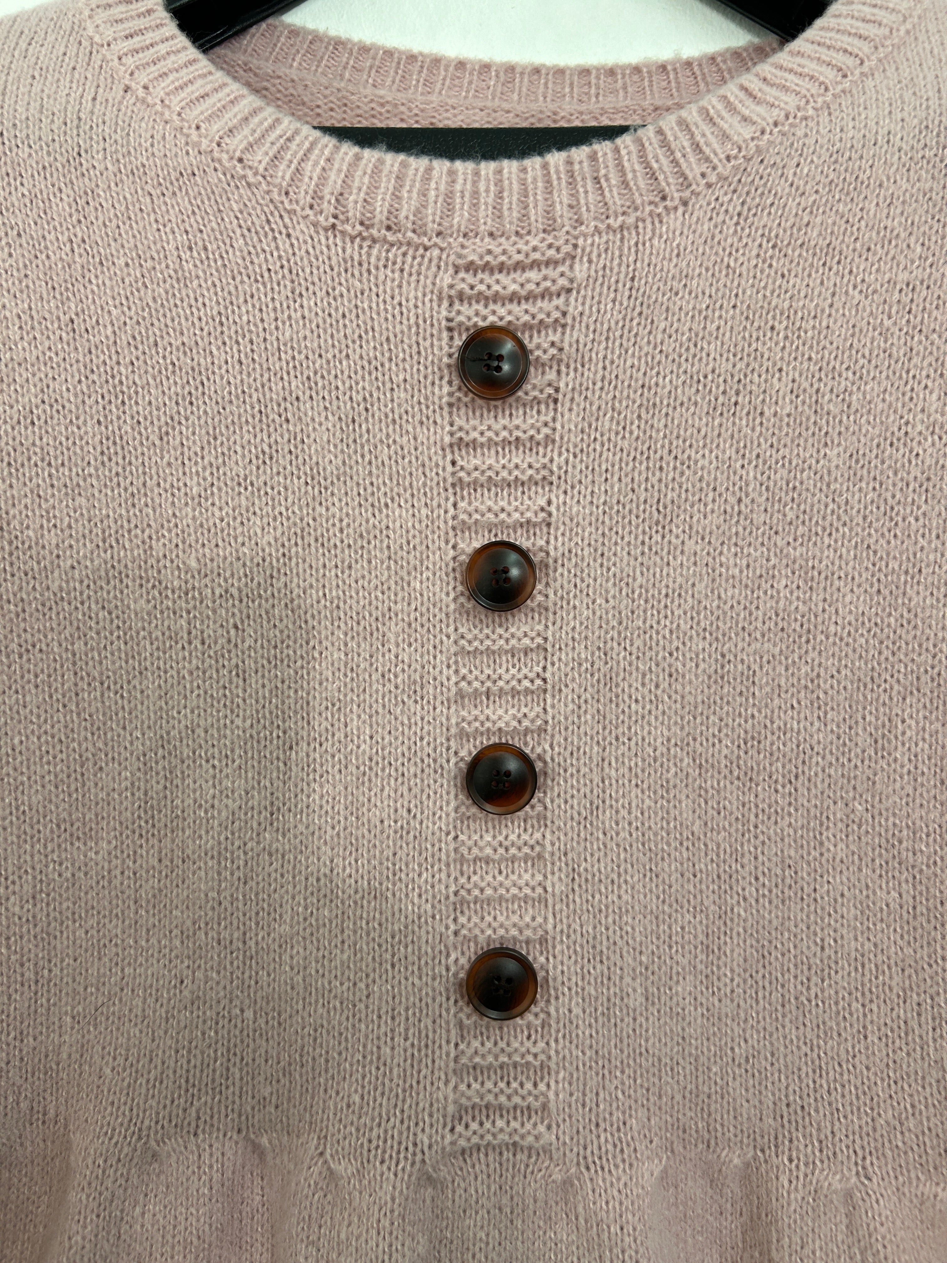 Robe tricot rose pâle à boutons