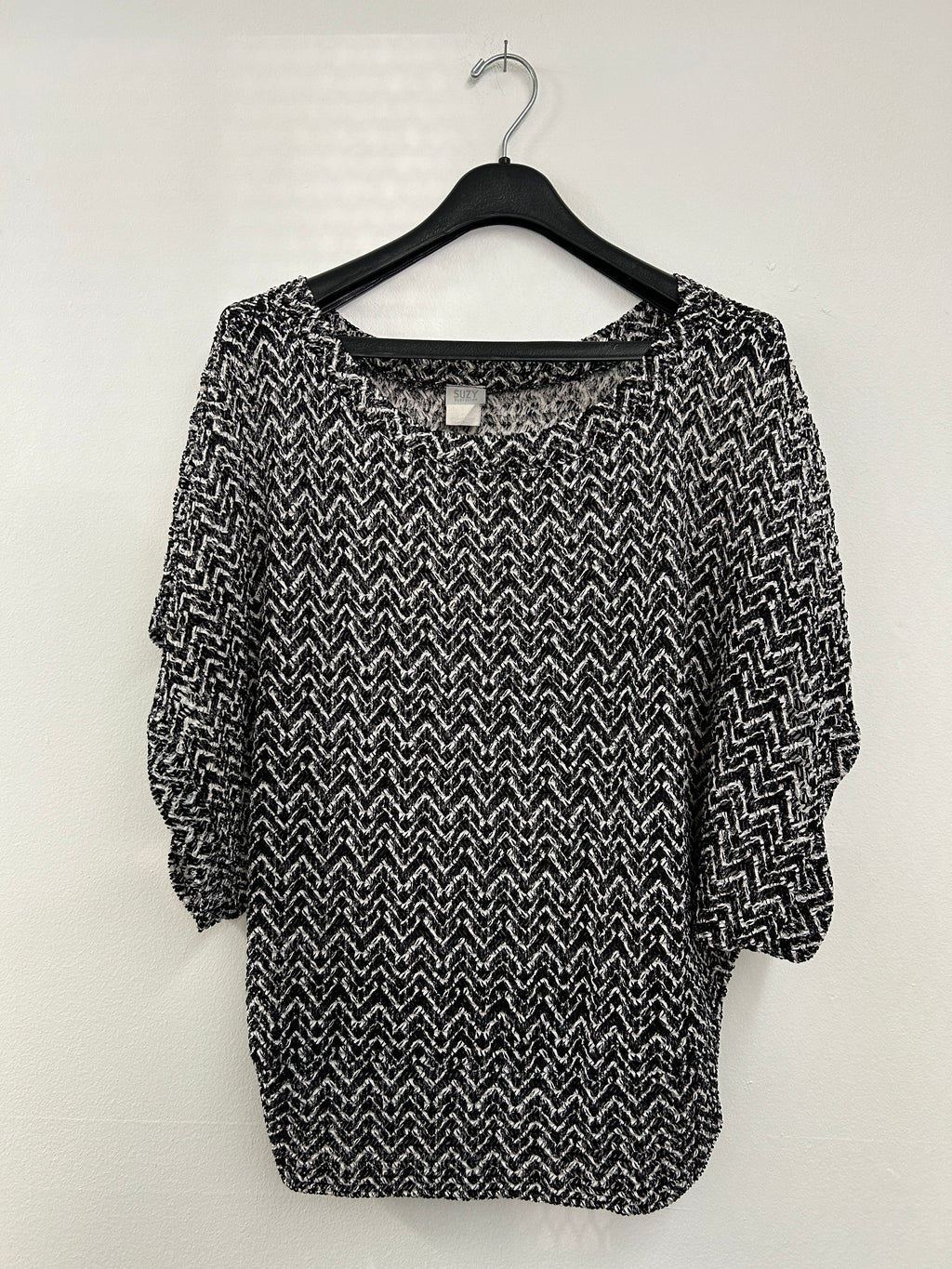 Haut noir et blanc à motif zigzag