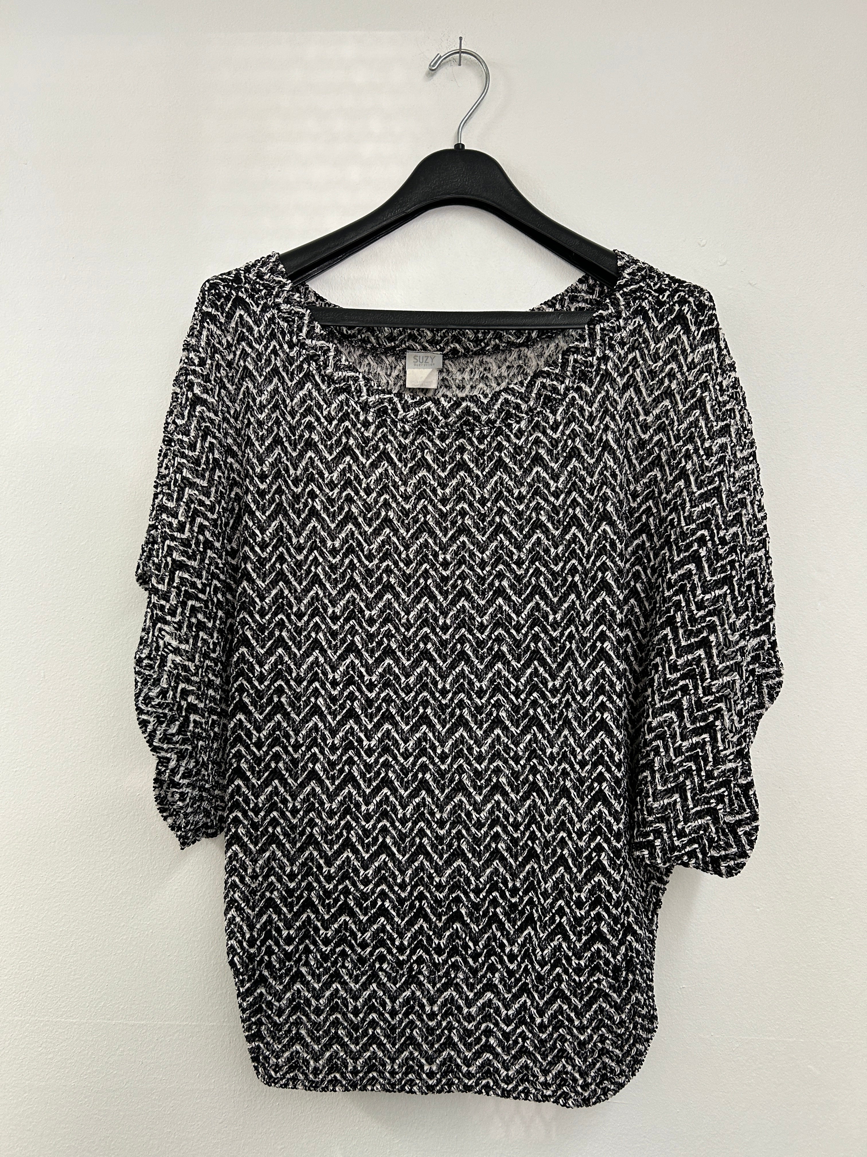 Haut noir et blanc à motif zigzag