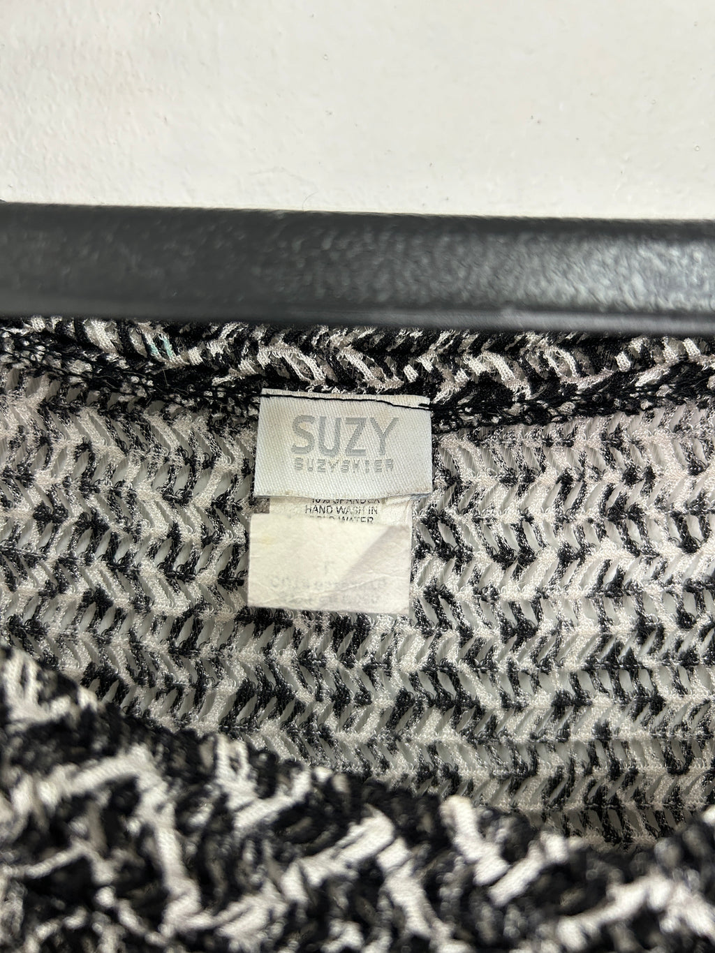 Haut noir et blanc à motif zigzag