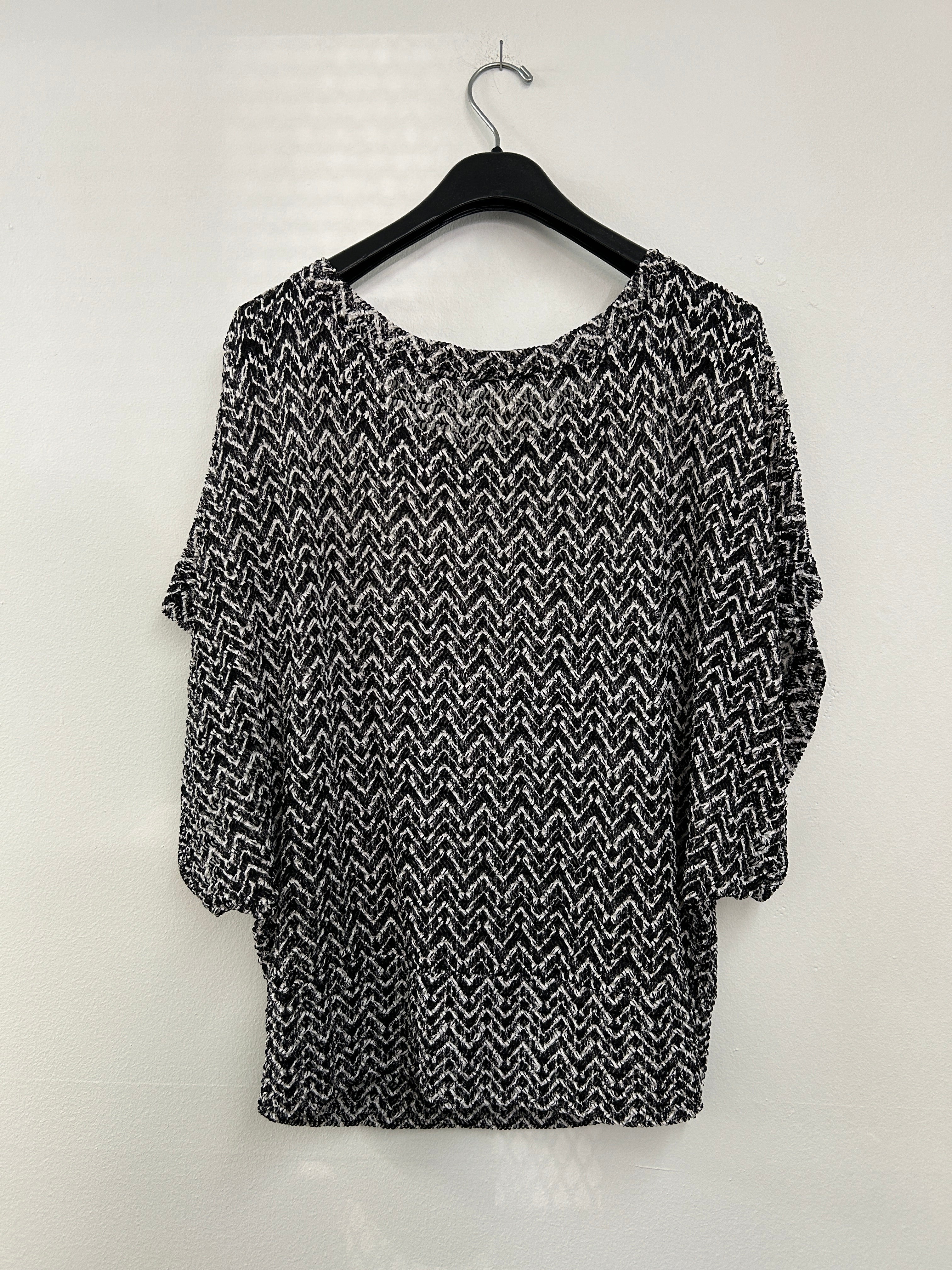 Haut noir et blanc à motif zigzag