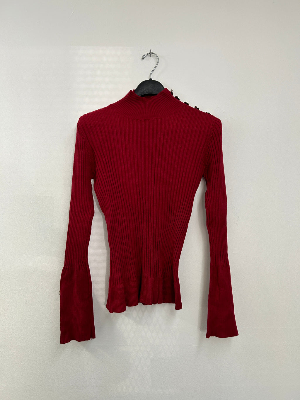 Chandail côtelé rouge à col montant