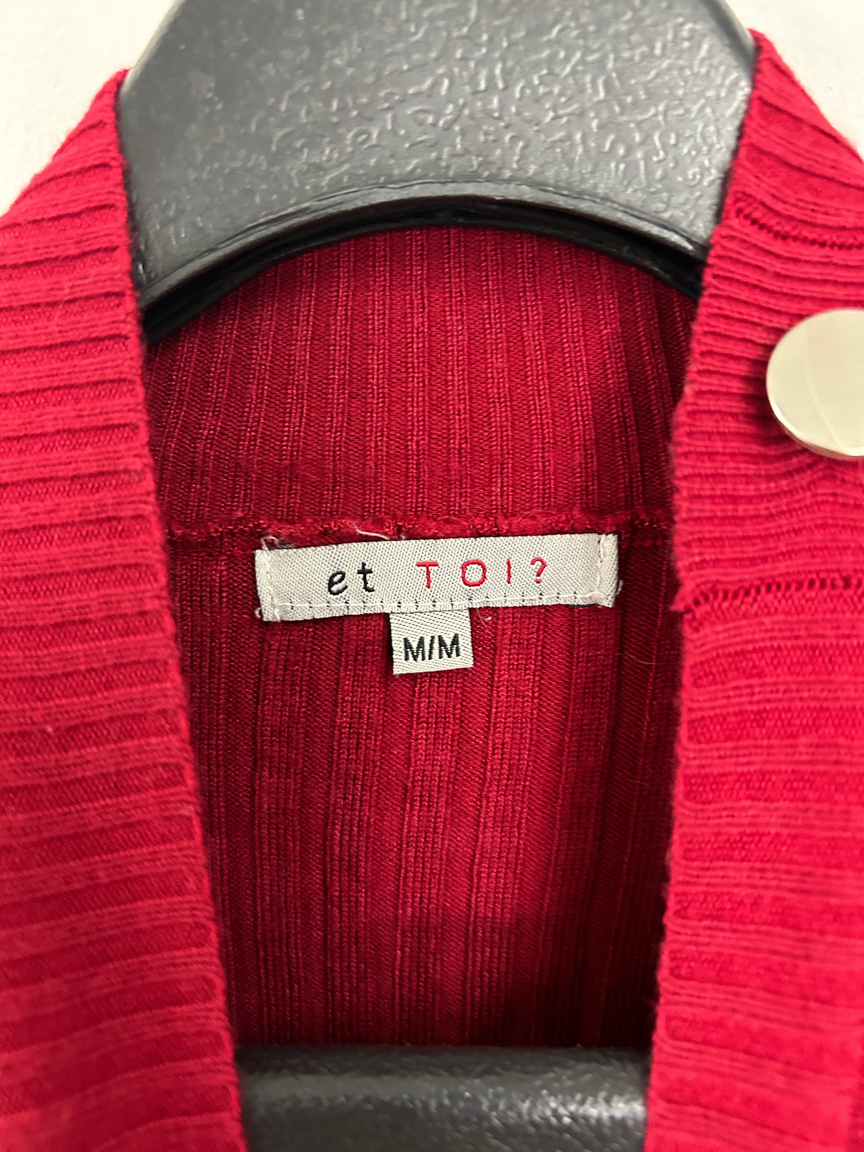 Chandail côtelé rouge à col montant