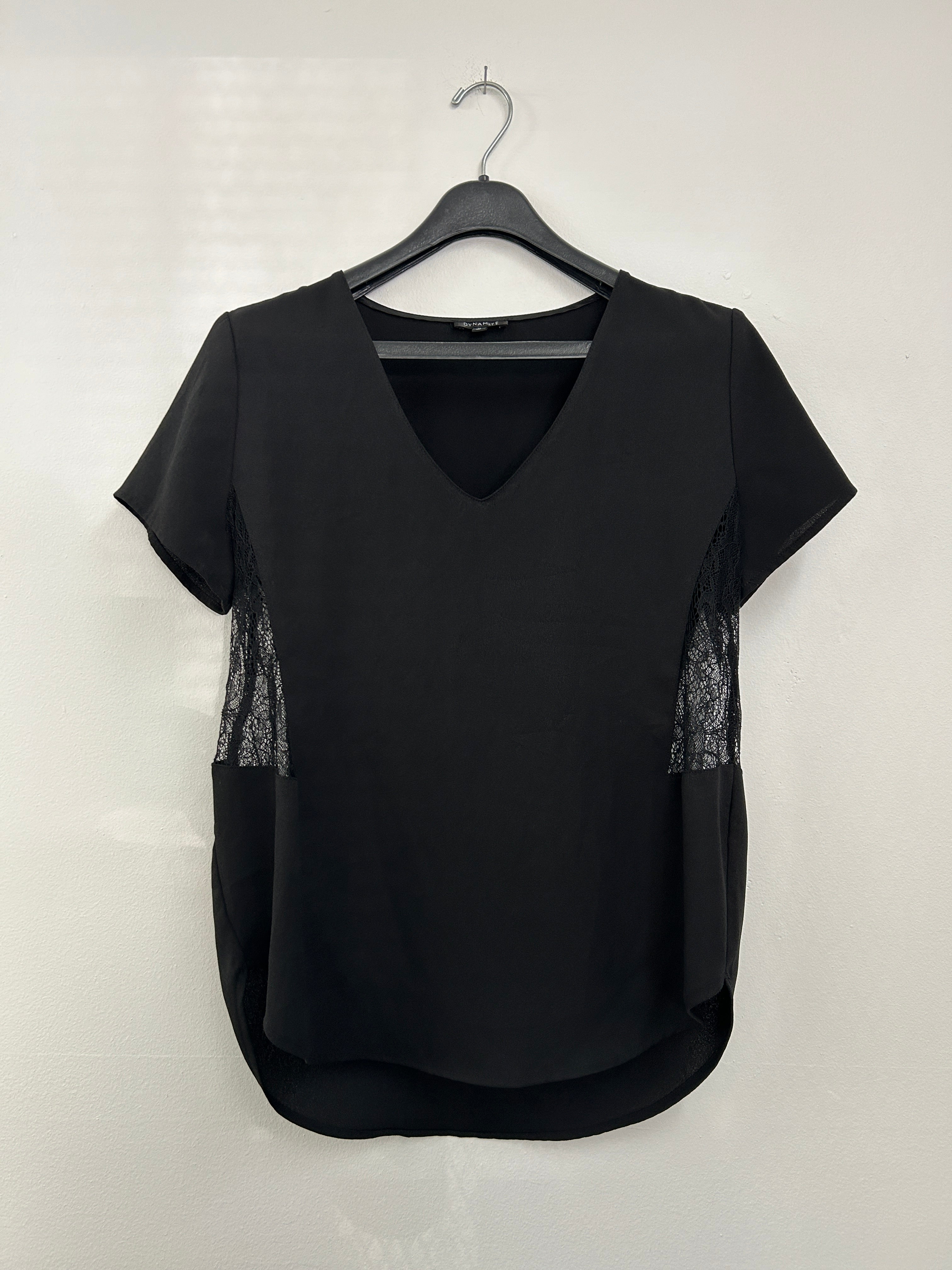 Haut noir à dentelle sur les côtés