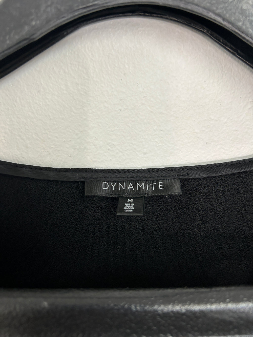 Haut noir à dentelle sur les côtés