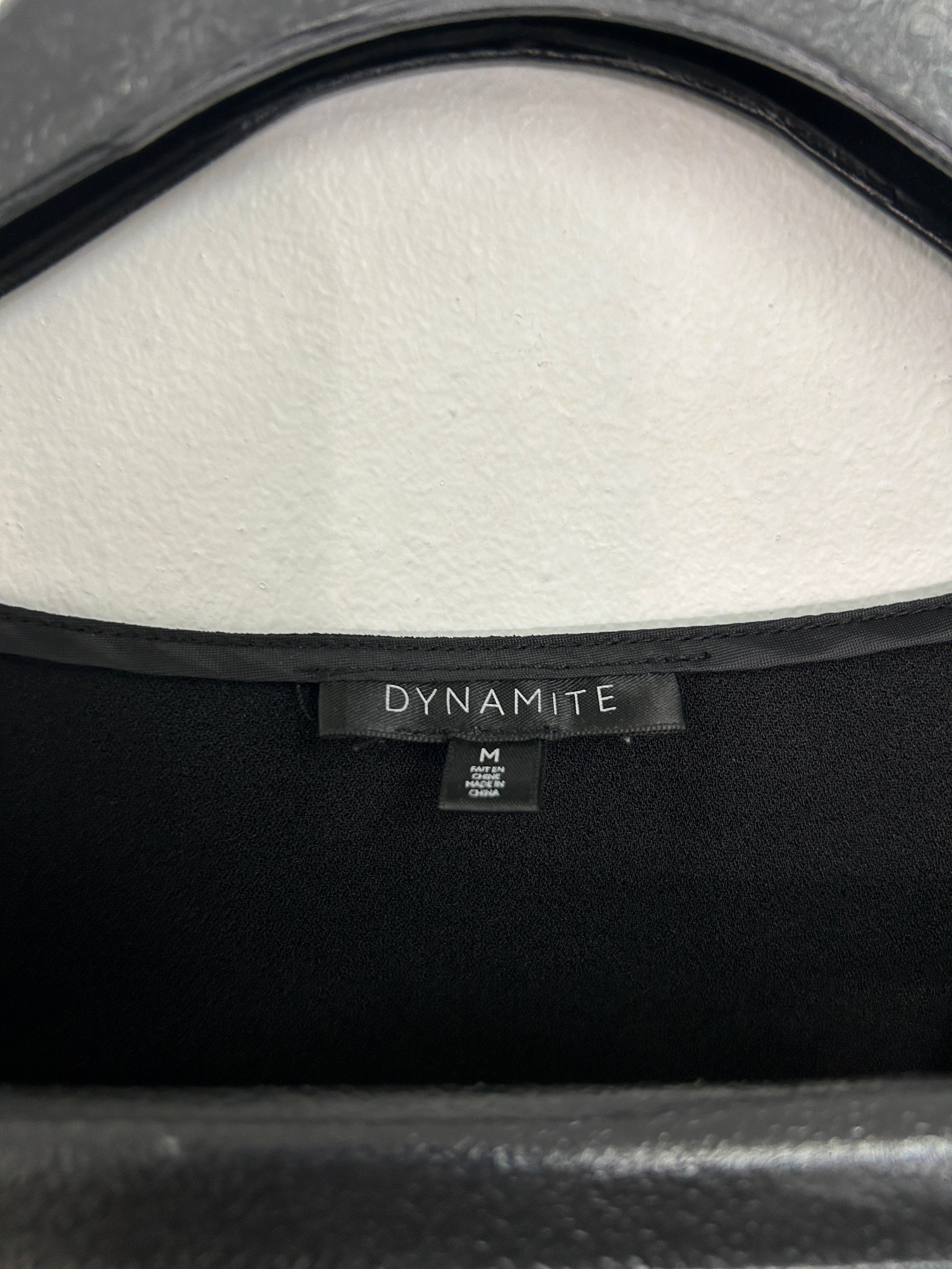 Haut noir à dentelle sur les côtés