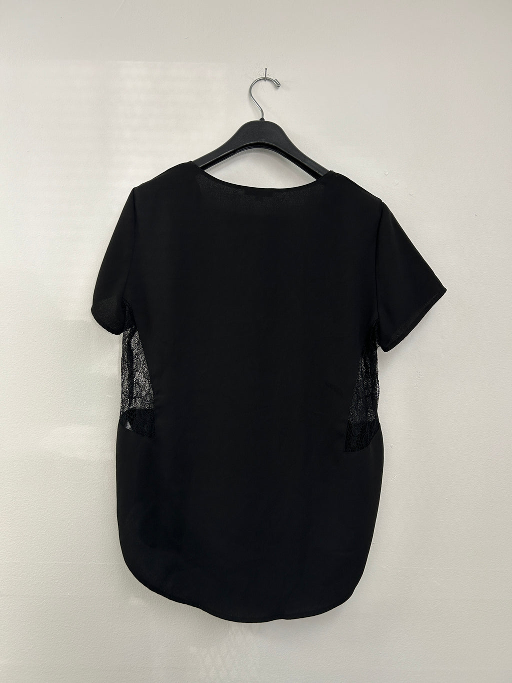 Haut noir à dentelle sur les côtés