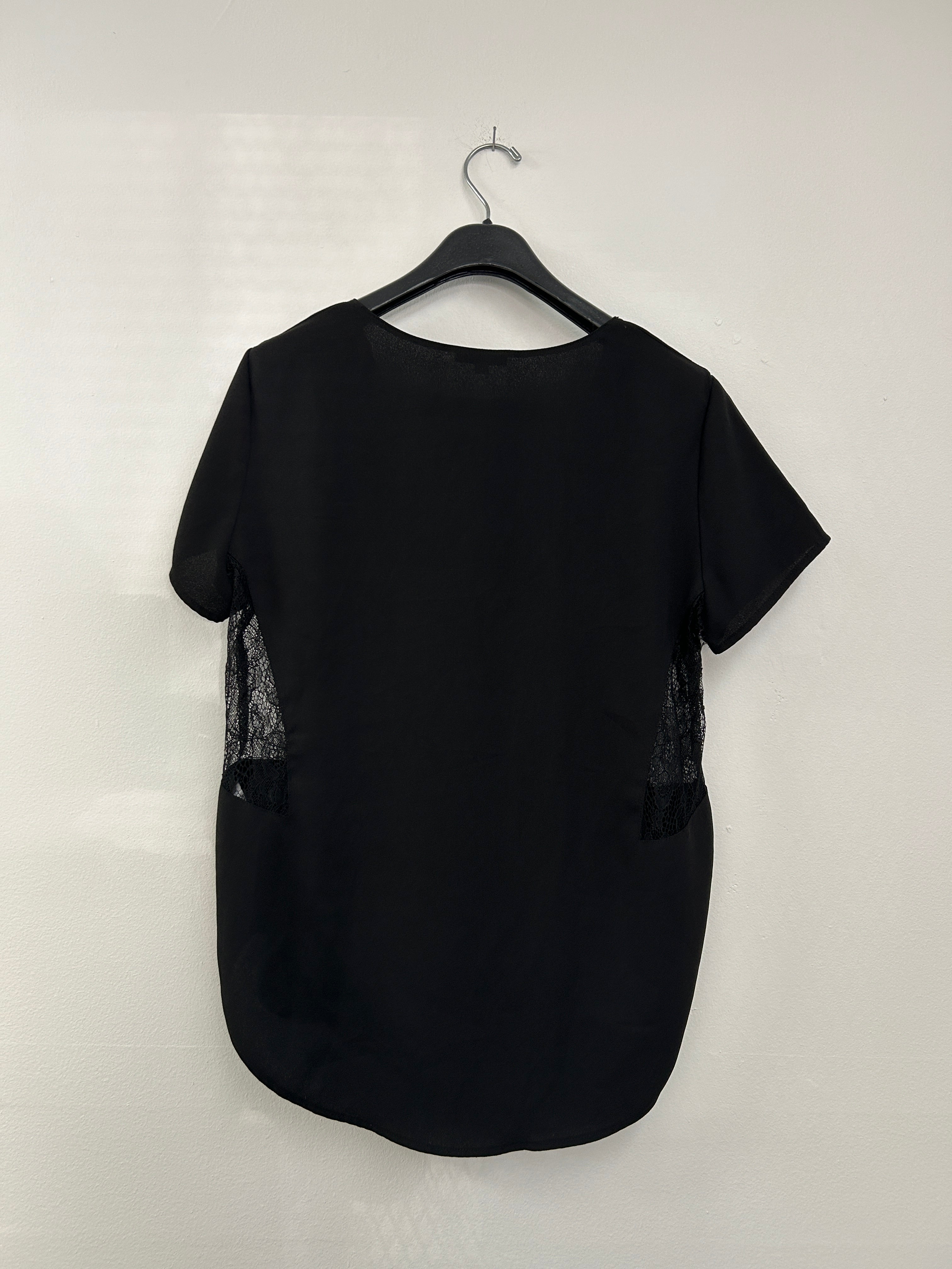 Haut noir à dentelle sur les côtés