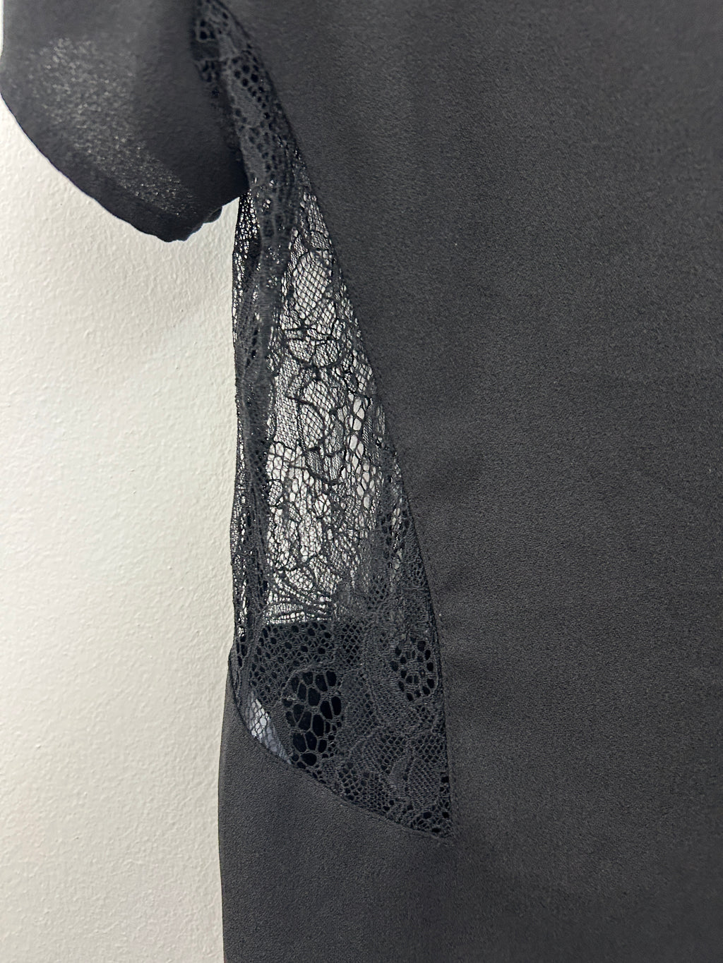 Haut noir à dentelle sur les côtés