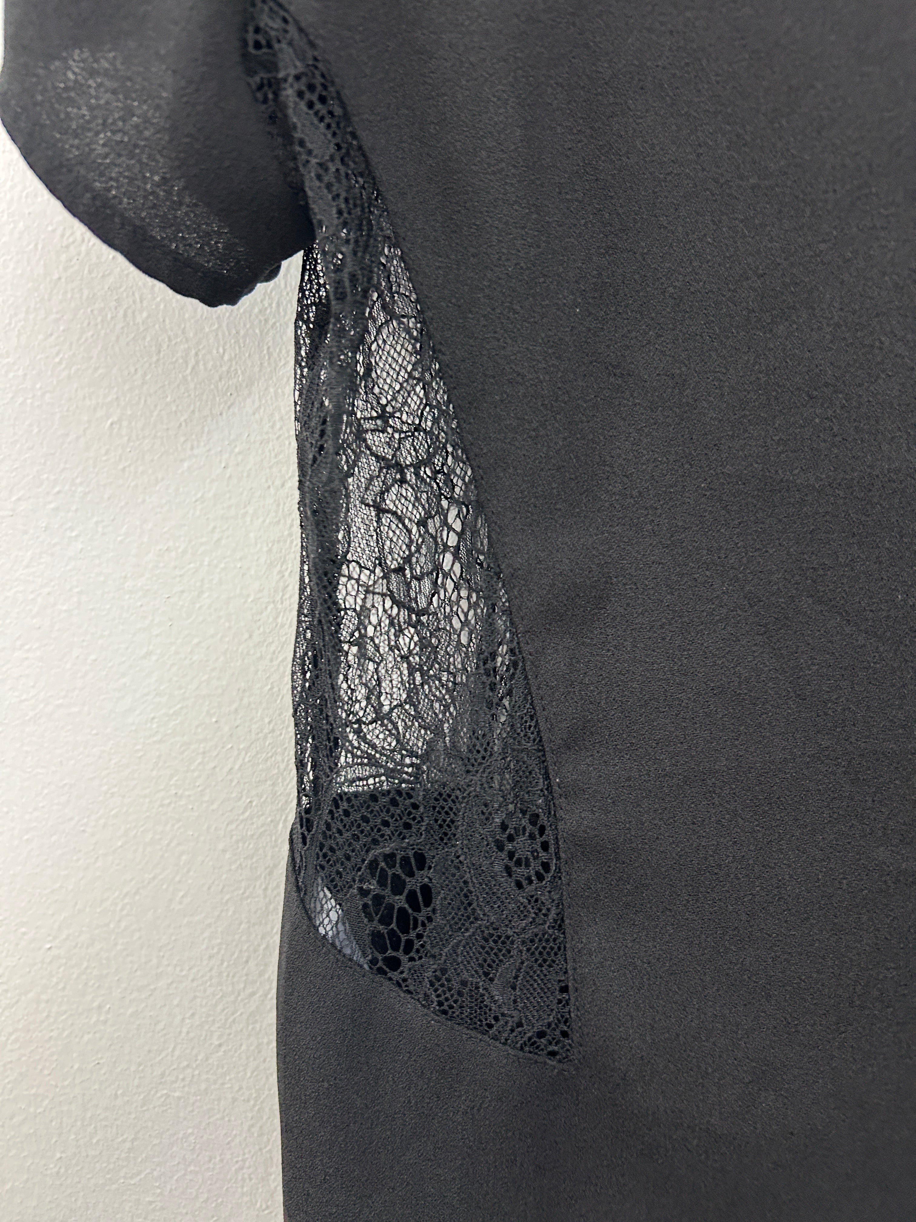 Haut noir à dentelle sur les côtés