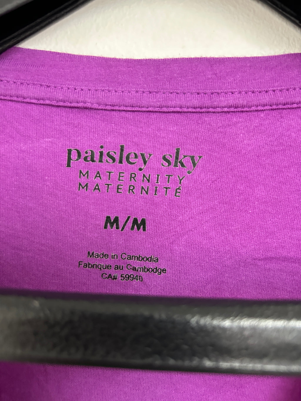 T-shirt violet à col en V