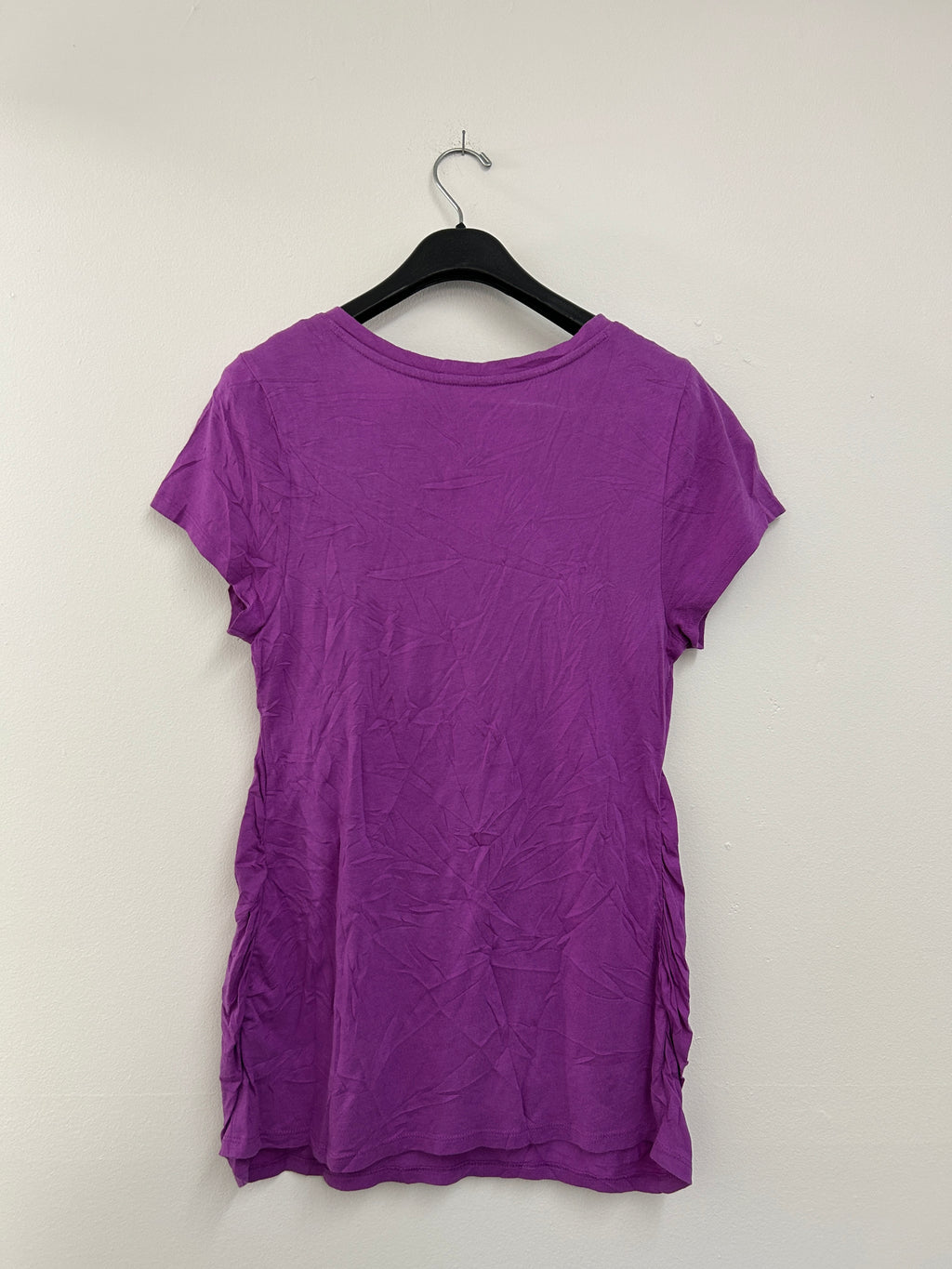 T-shirt violet à col en V