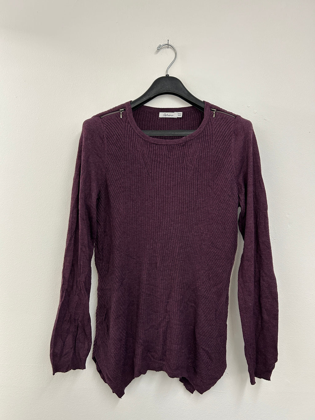 Chandail violet à fermeture éclair sur les épaules