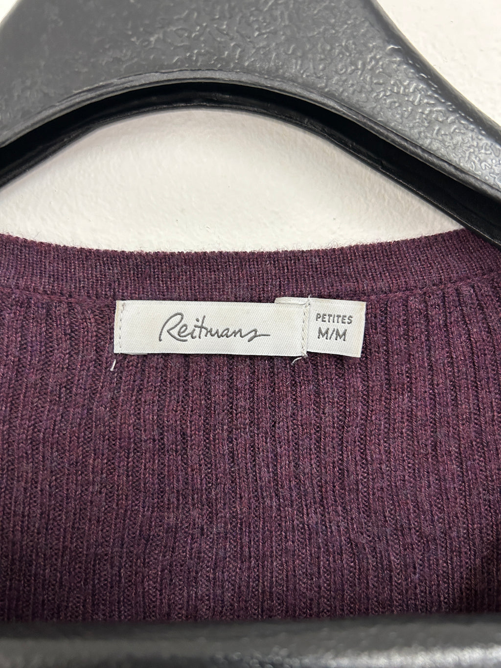 Chandail violet à fermeture éclair sur les épaules