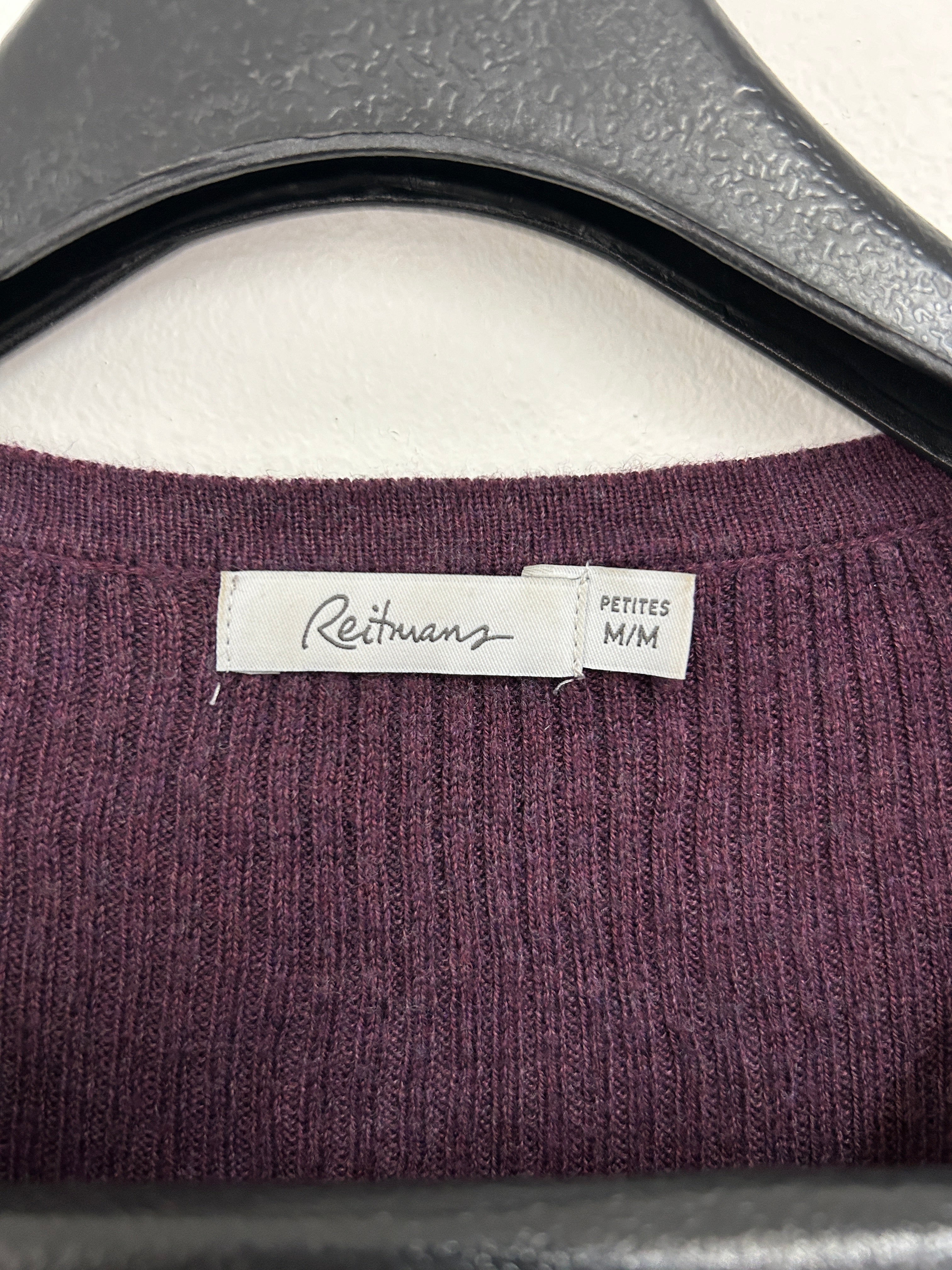 Chandail violet à fermeture éclair sur les épaules