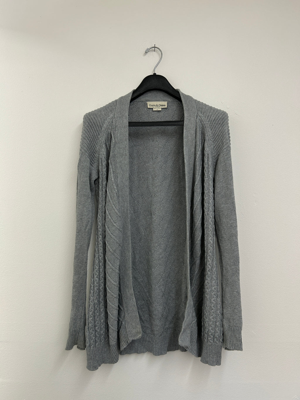 Cardigan gris à tricot torsadé