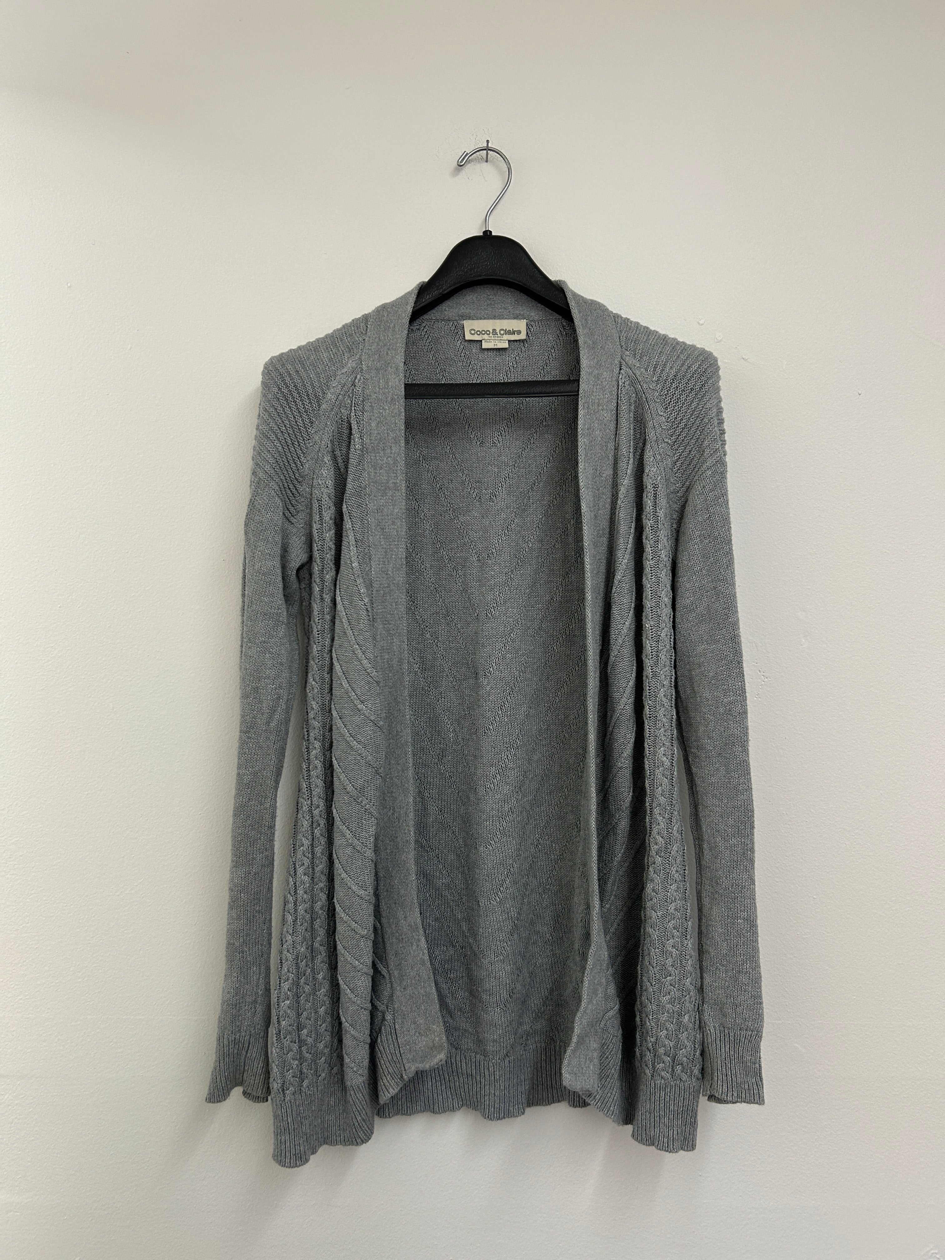 Cardigan gris à tricot torsadé