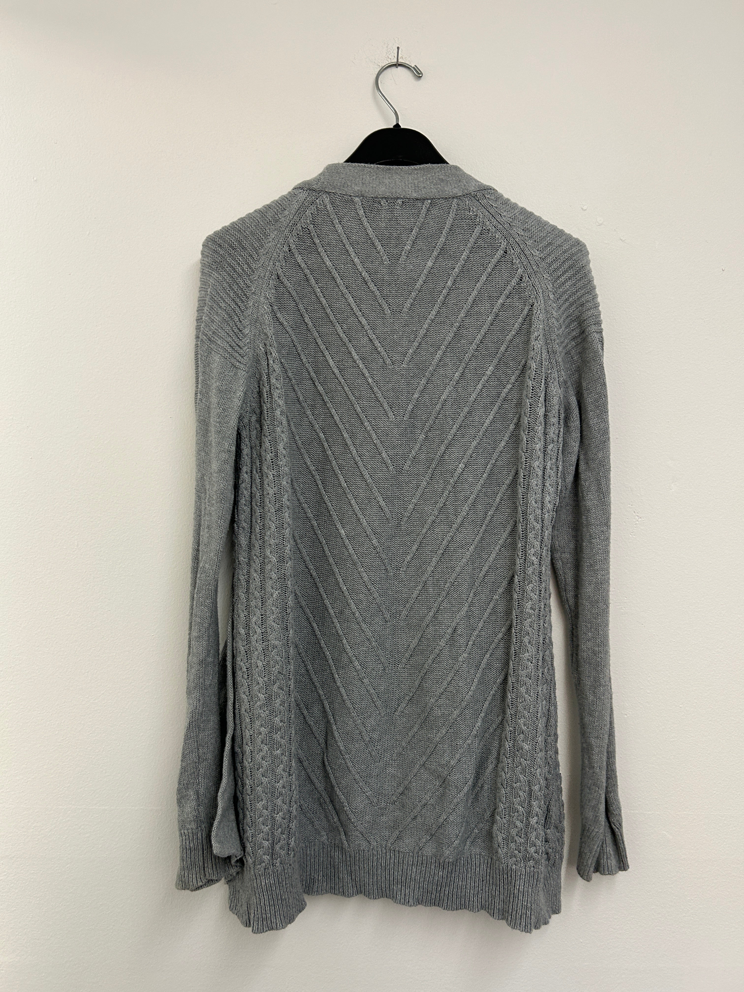 Cardigan gris à tricot torsadé