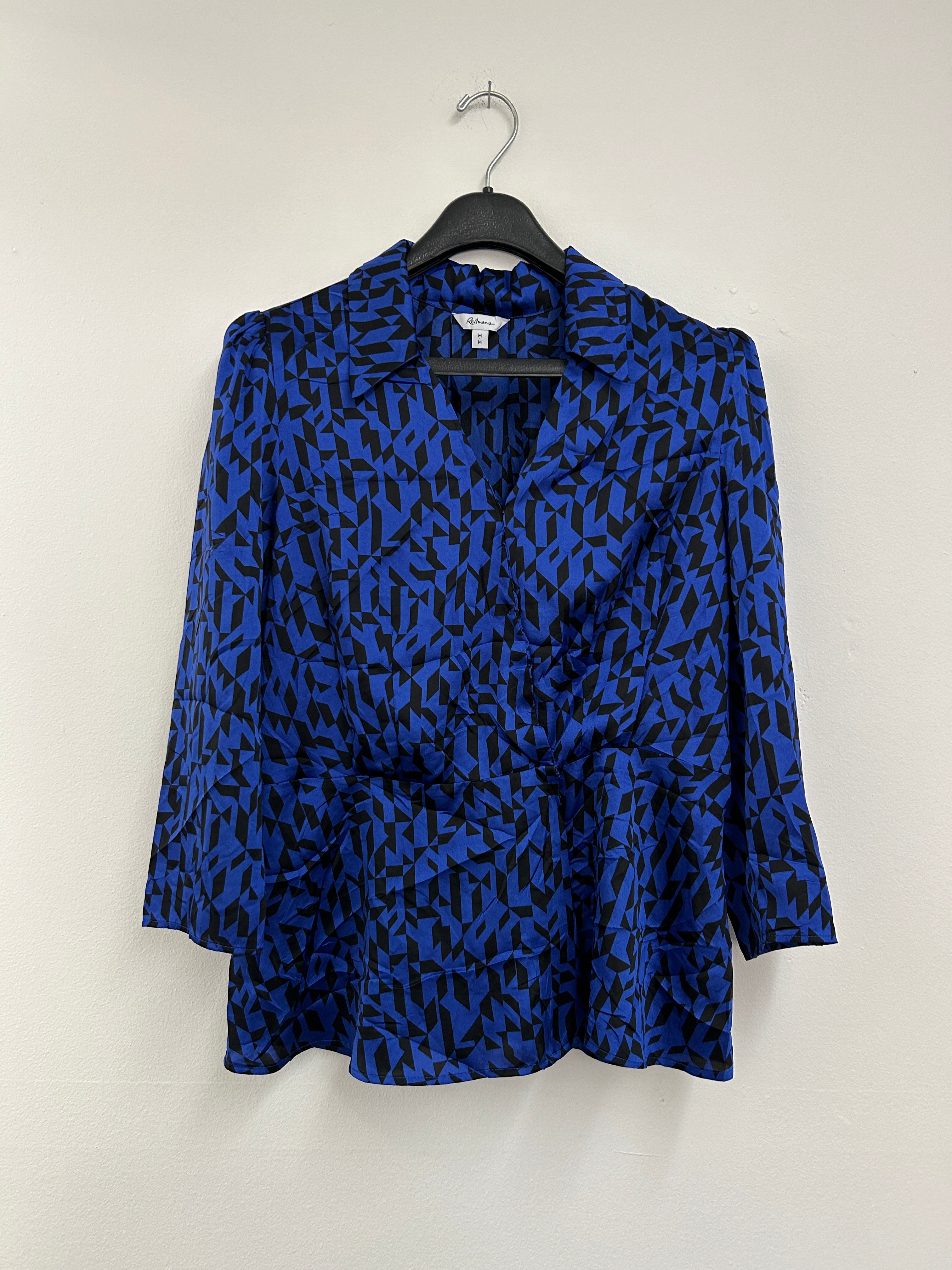 Blouse bleu et noire à motifs géométriques