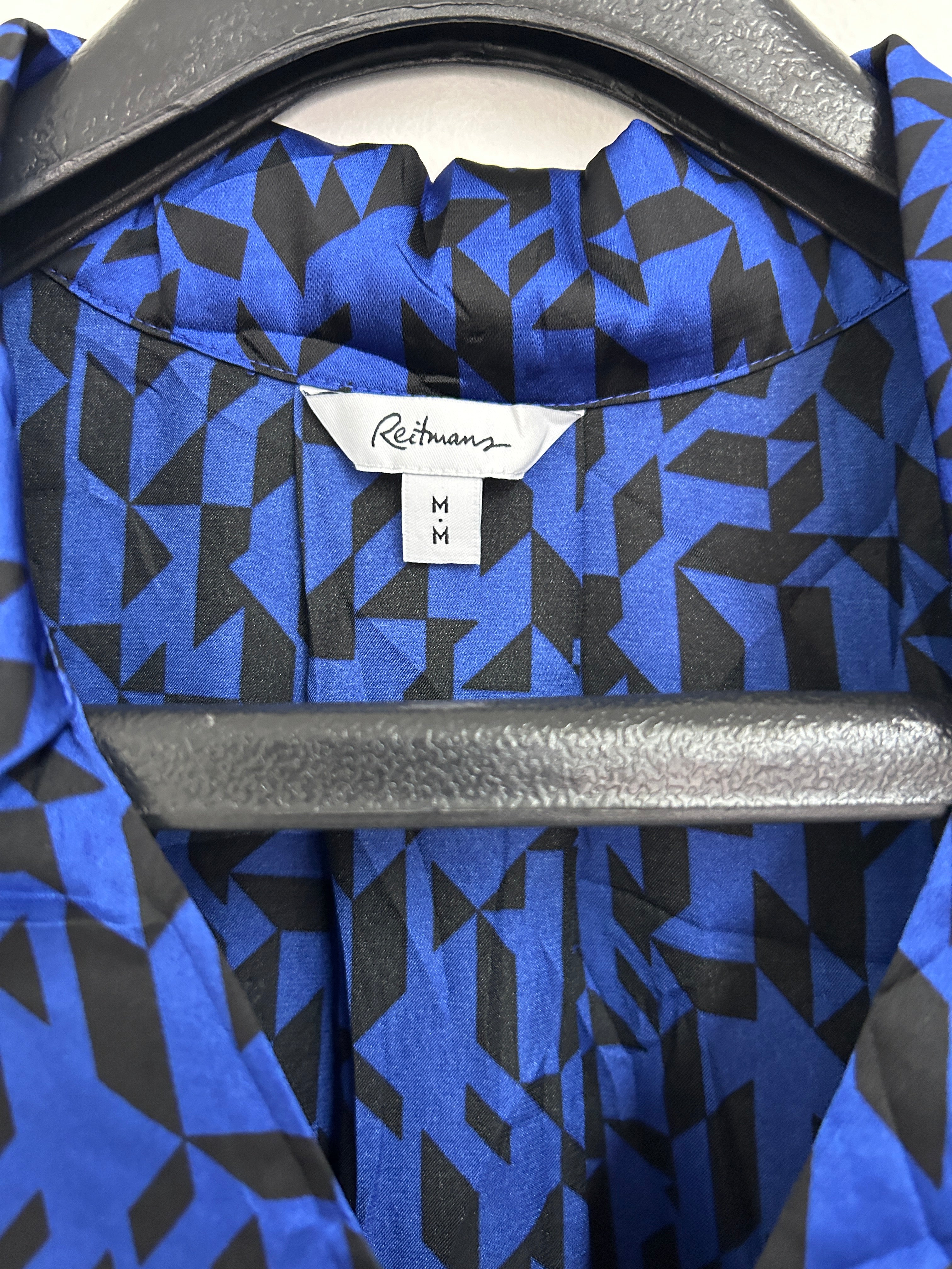 Blouse bleu et noire à motifs géométriques