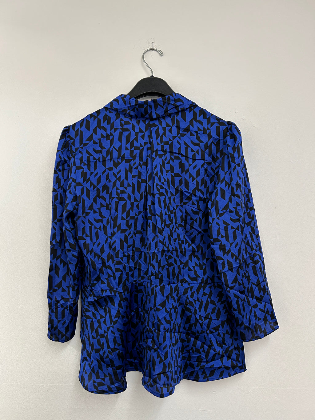 Blouse bleu et noire à motifs géométriques
