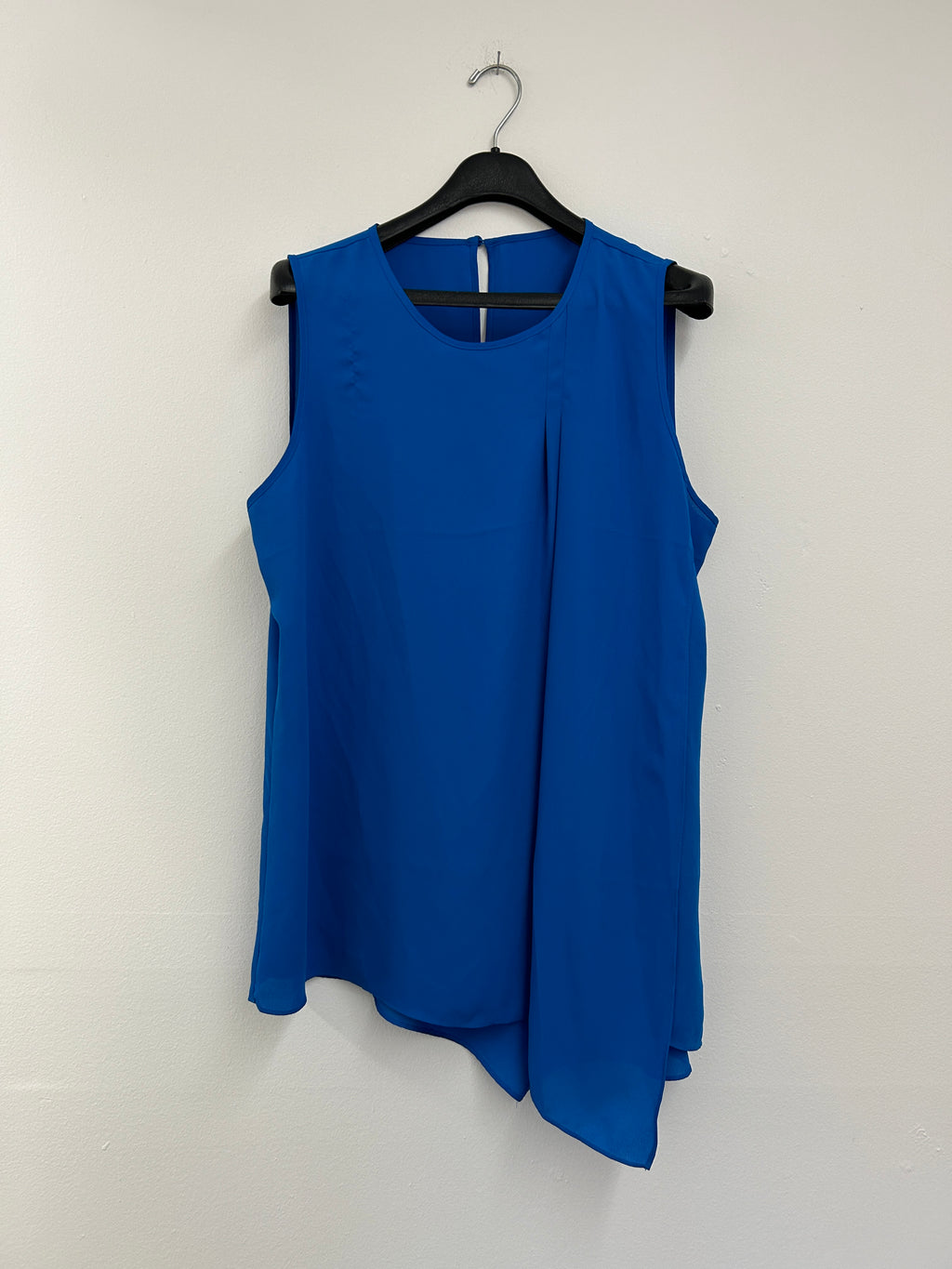 Blouse sans manches bleu royal asymétrique
