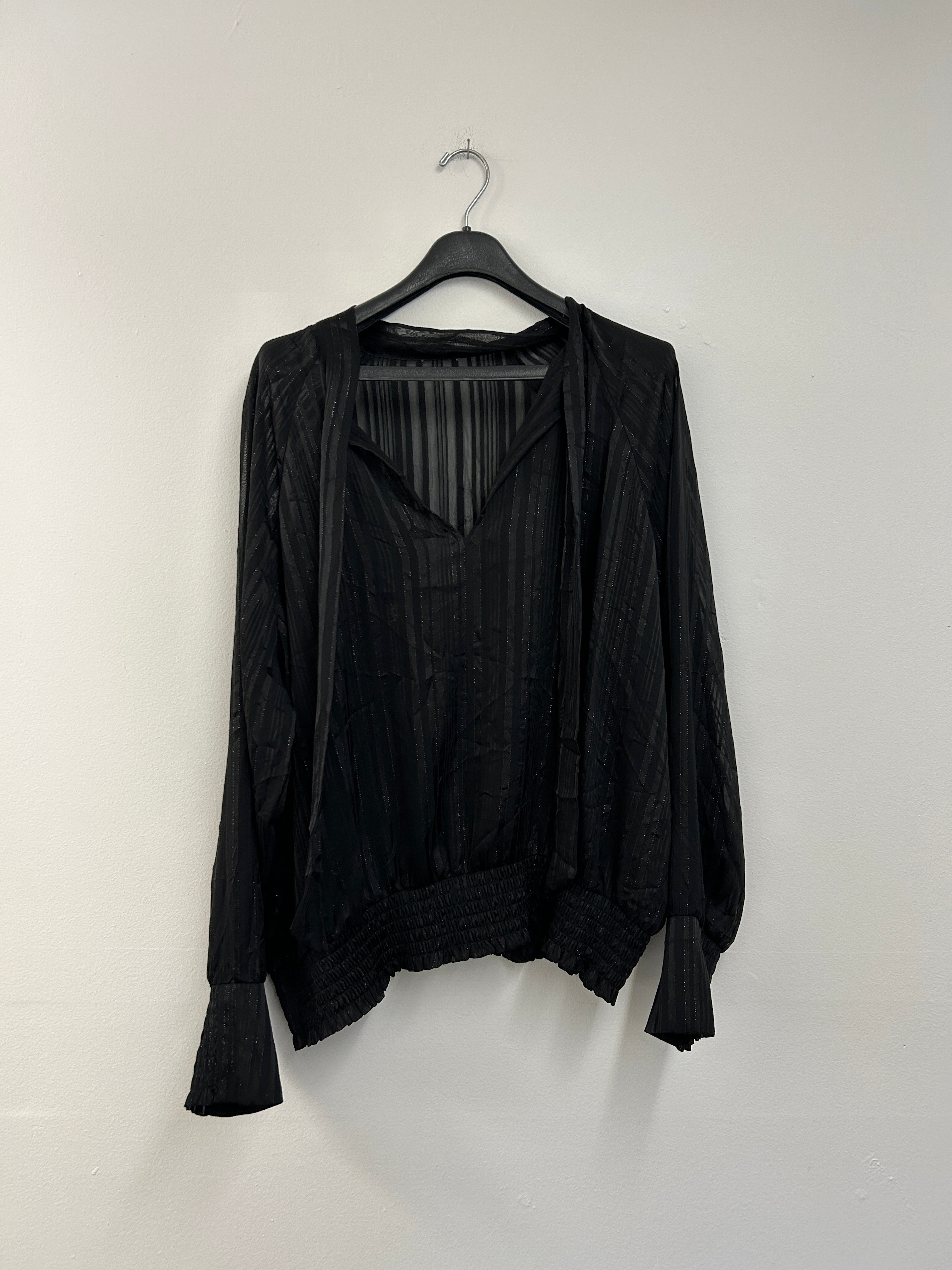 Blouse noire transparente à rayures