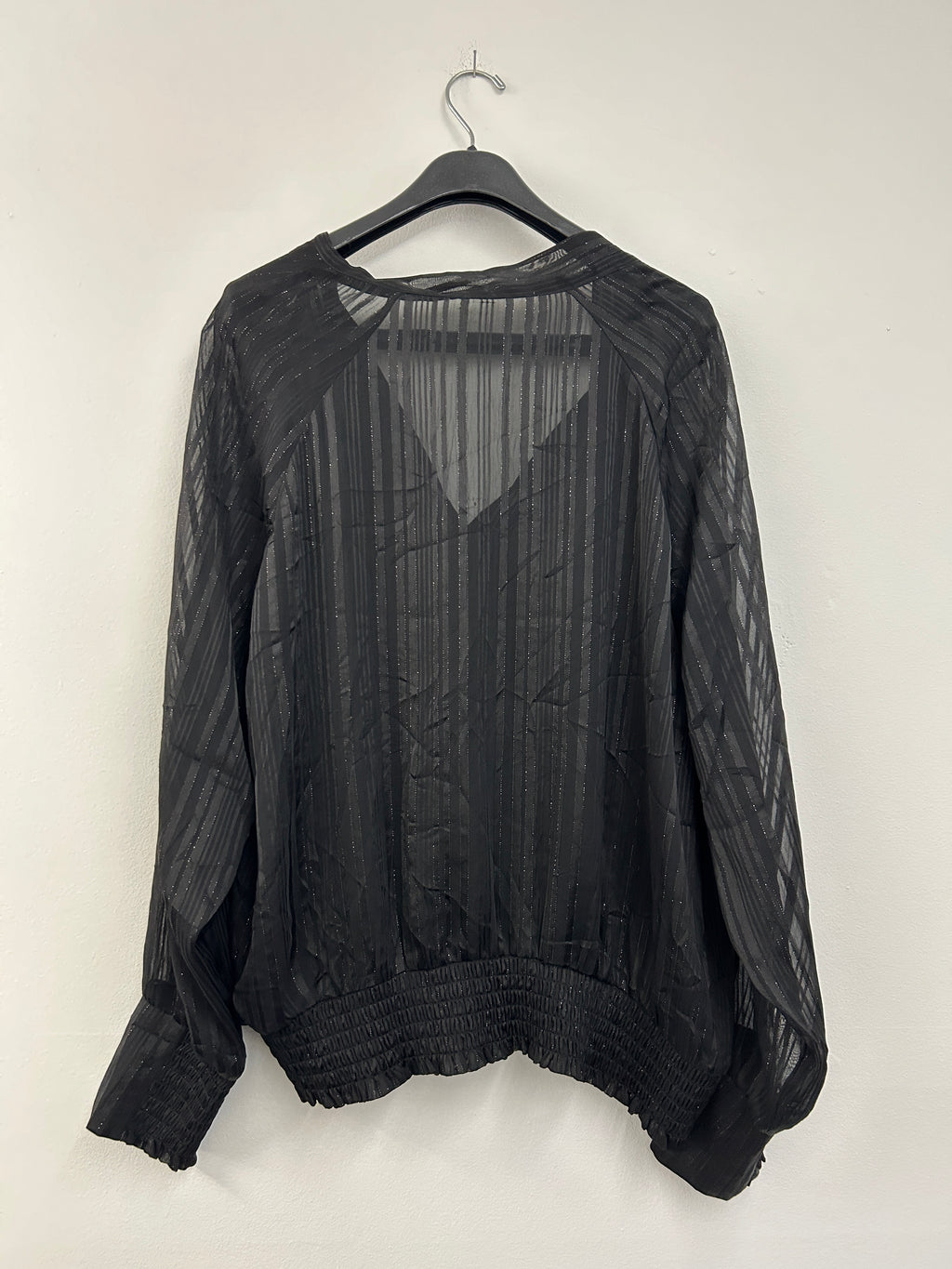 Blouse noire transparente à rayures
