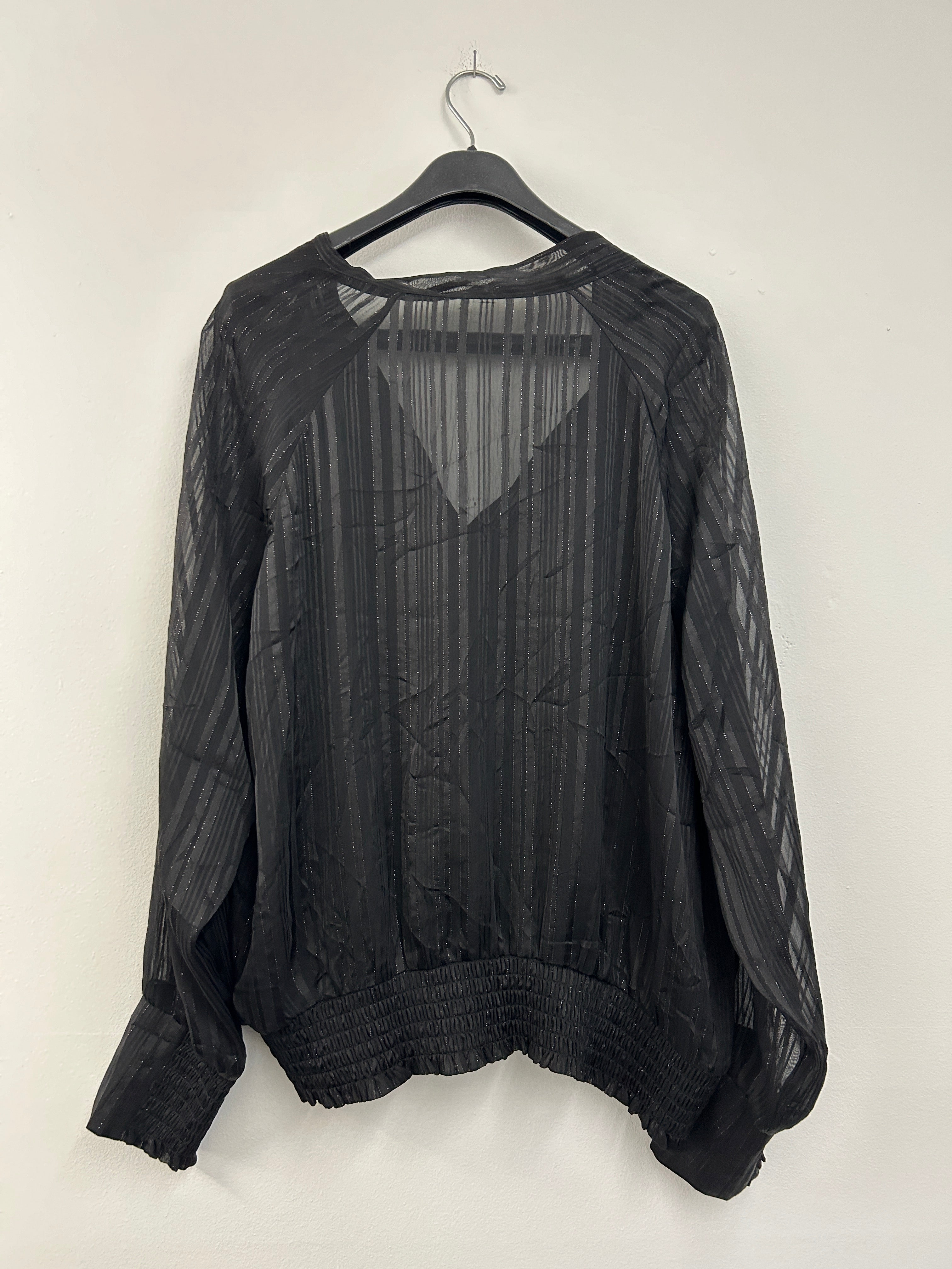 Blouse noire transparente à rayures