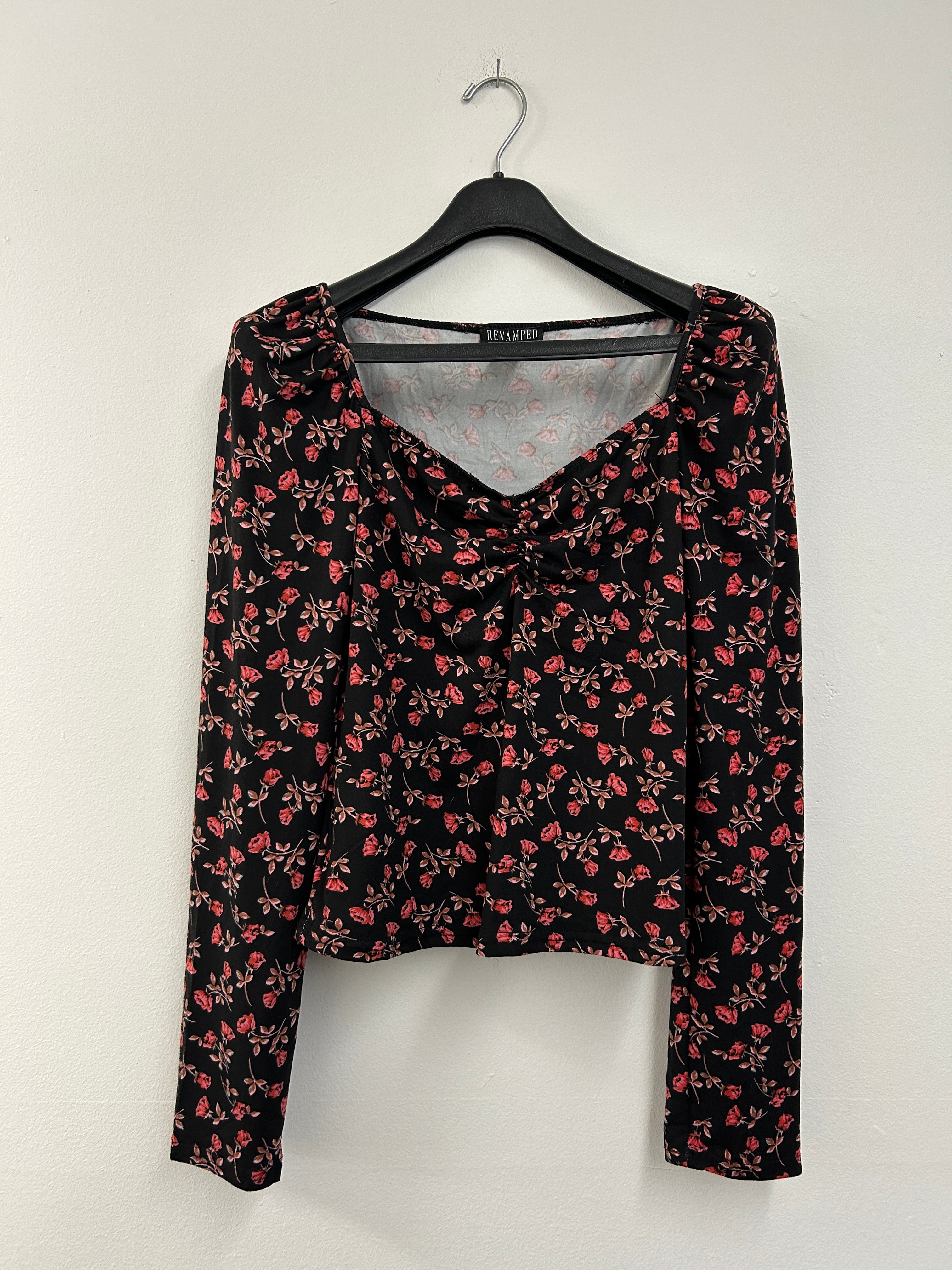 Haut noir à fleurs rouges manches longues
