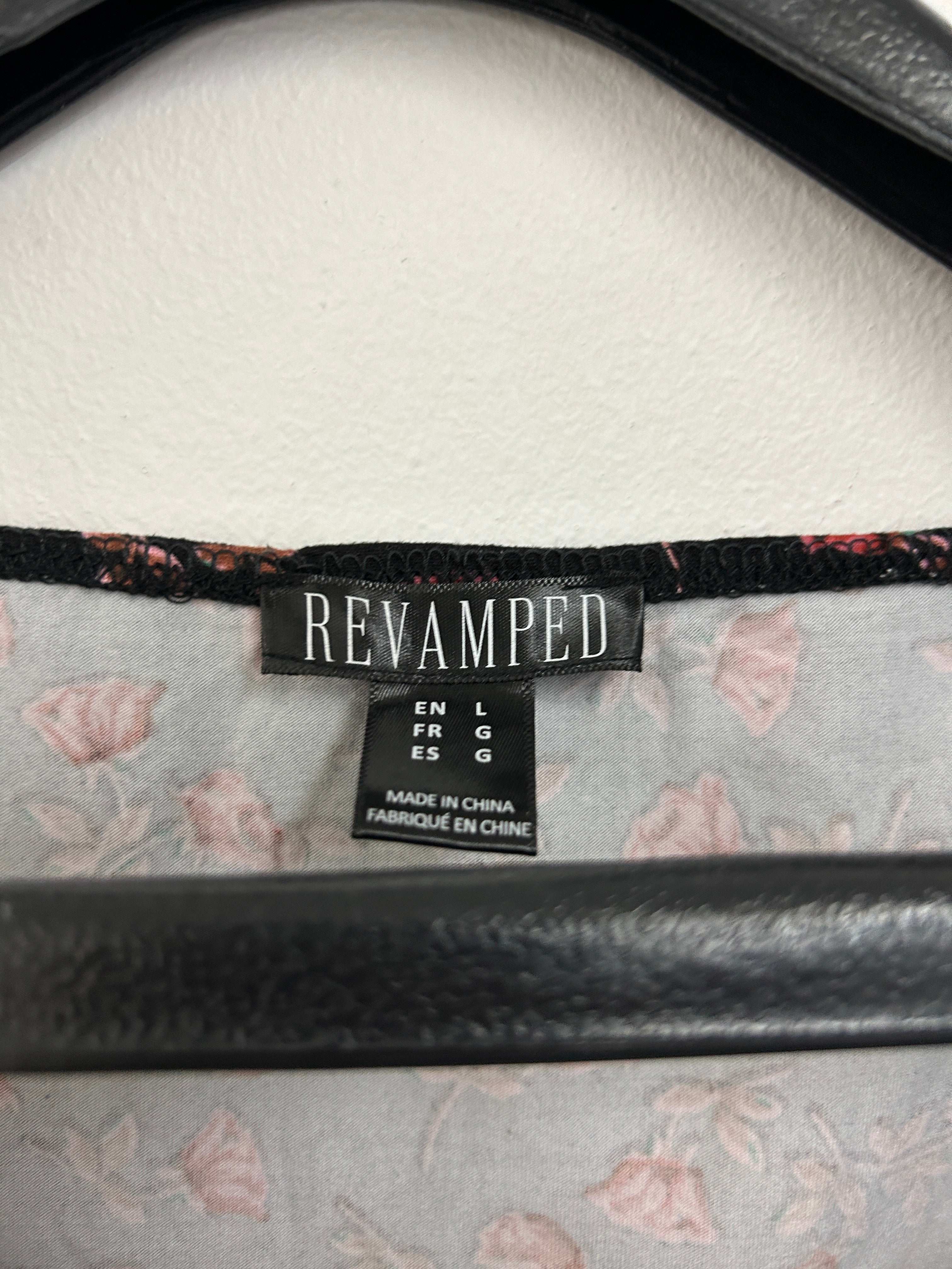 Haut noir à fleurs rouges manches longues