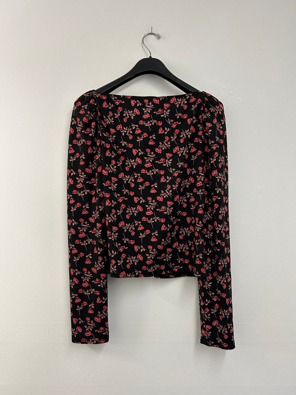 Haut noir à fleurs rouges manches longues