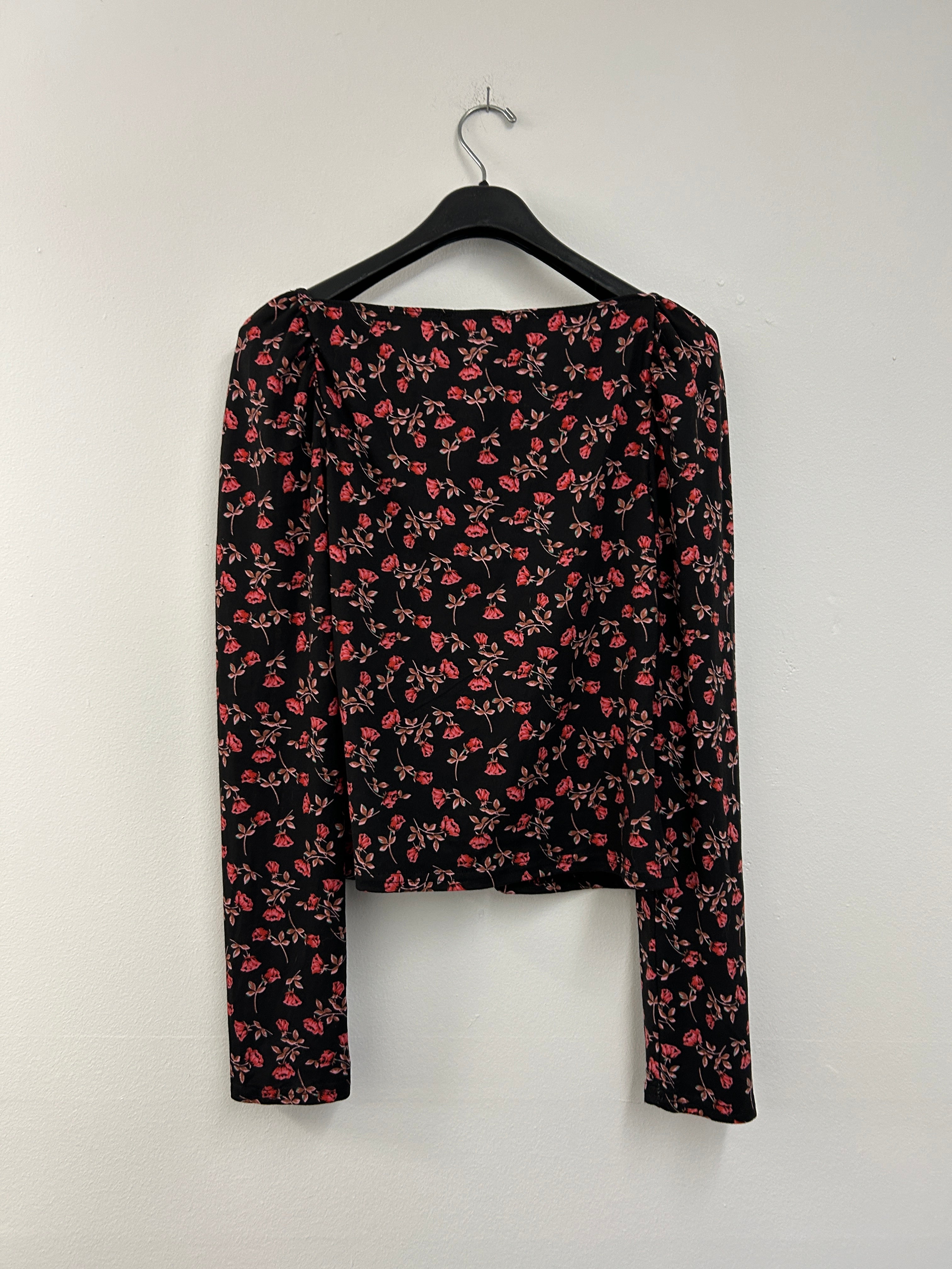 Haut noir à fleurs rouges manches longues